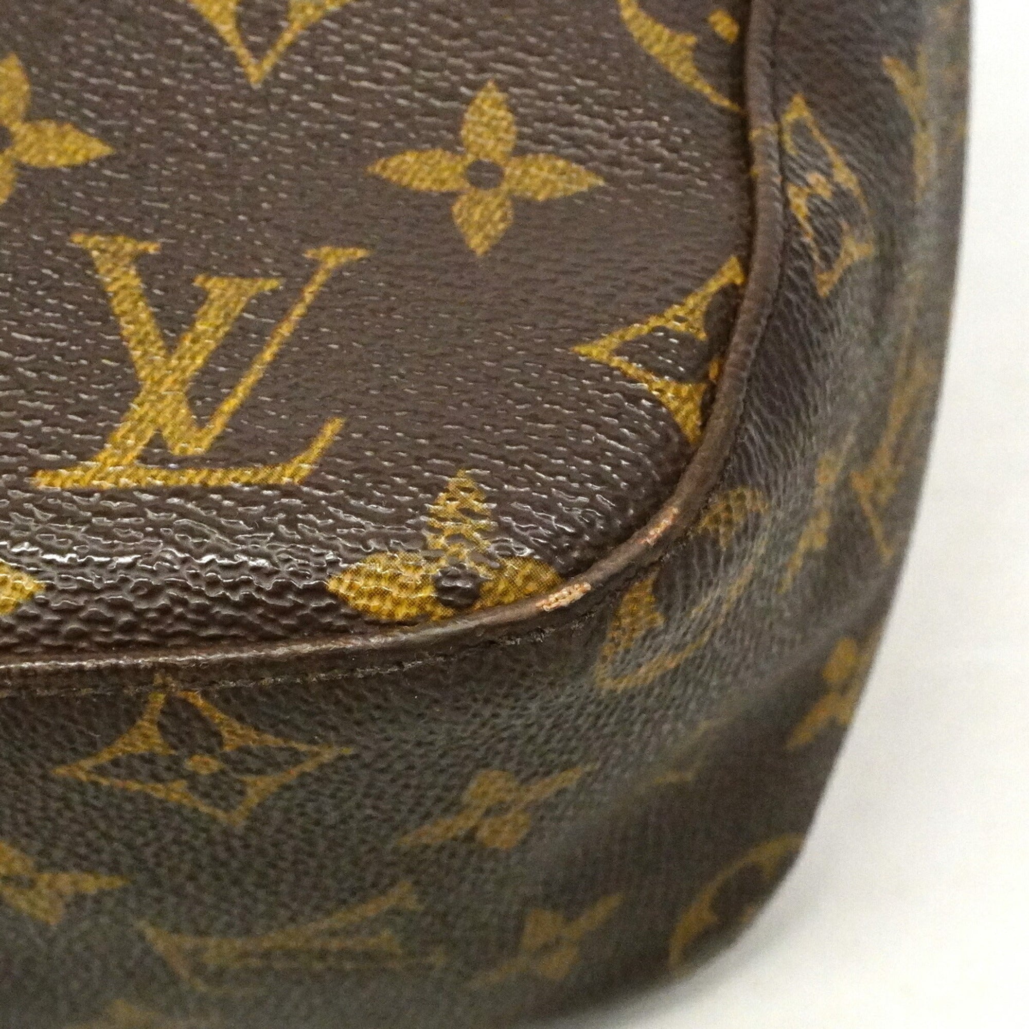 Louis Vuitton Brown Shoulder Bag (Pre-Owned)