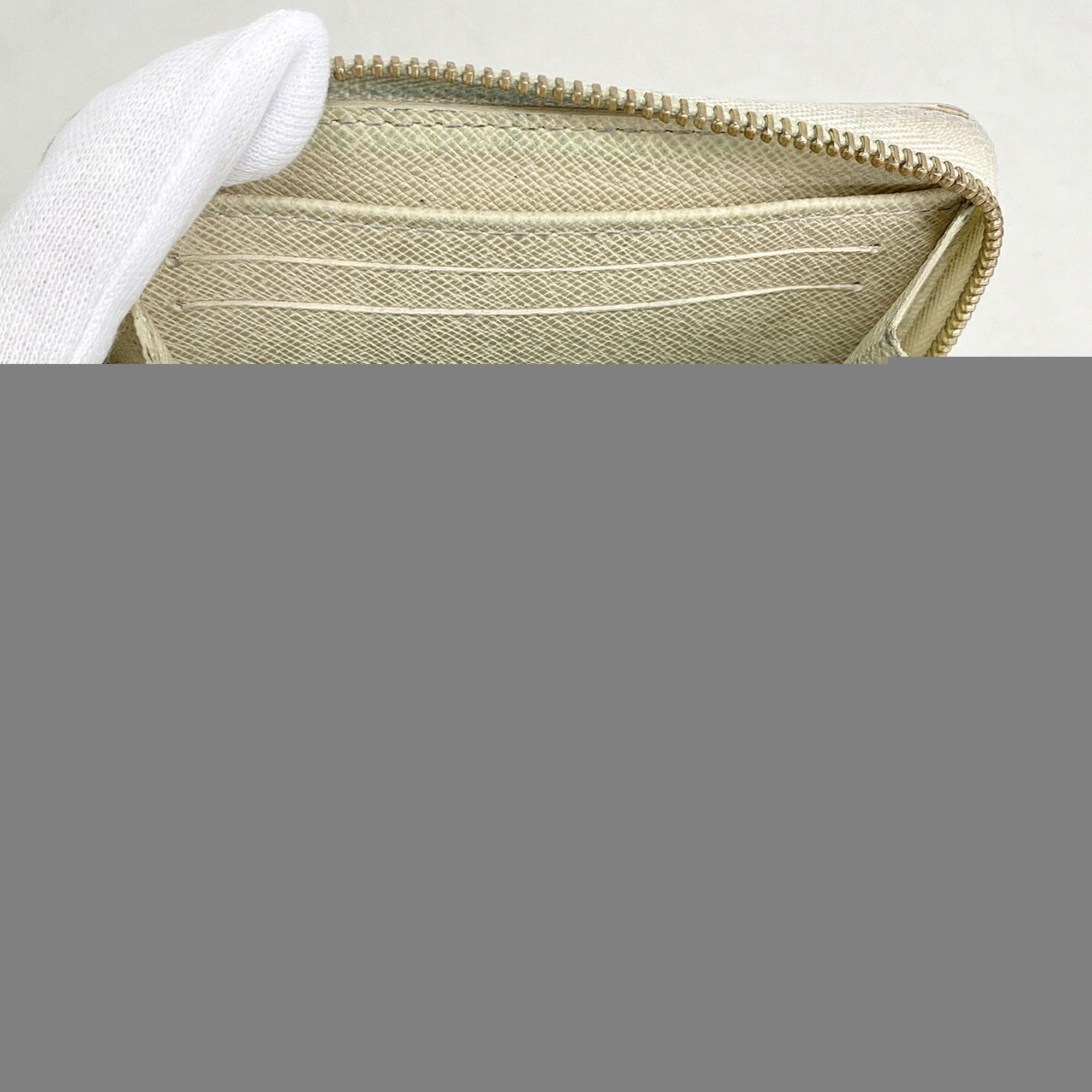 Louis Vuitton White Coin Purse/Coin Case (Pre-Owned)