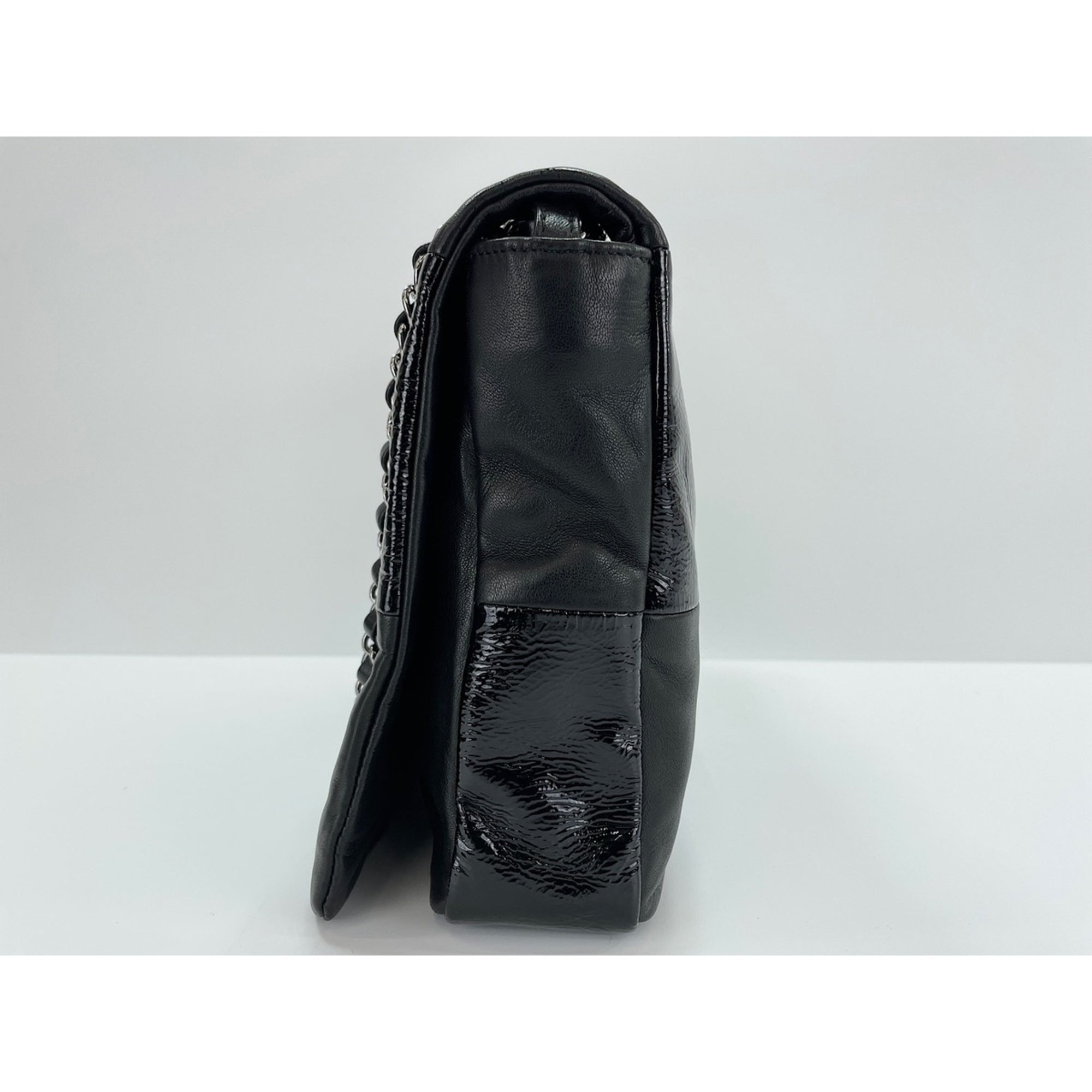 Chanel Black Leather Shoulder Bag (Pre-Owned)