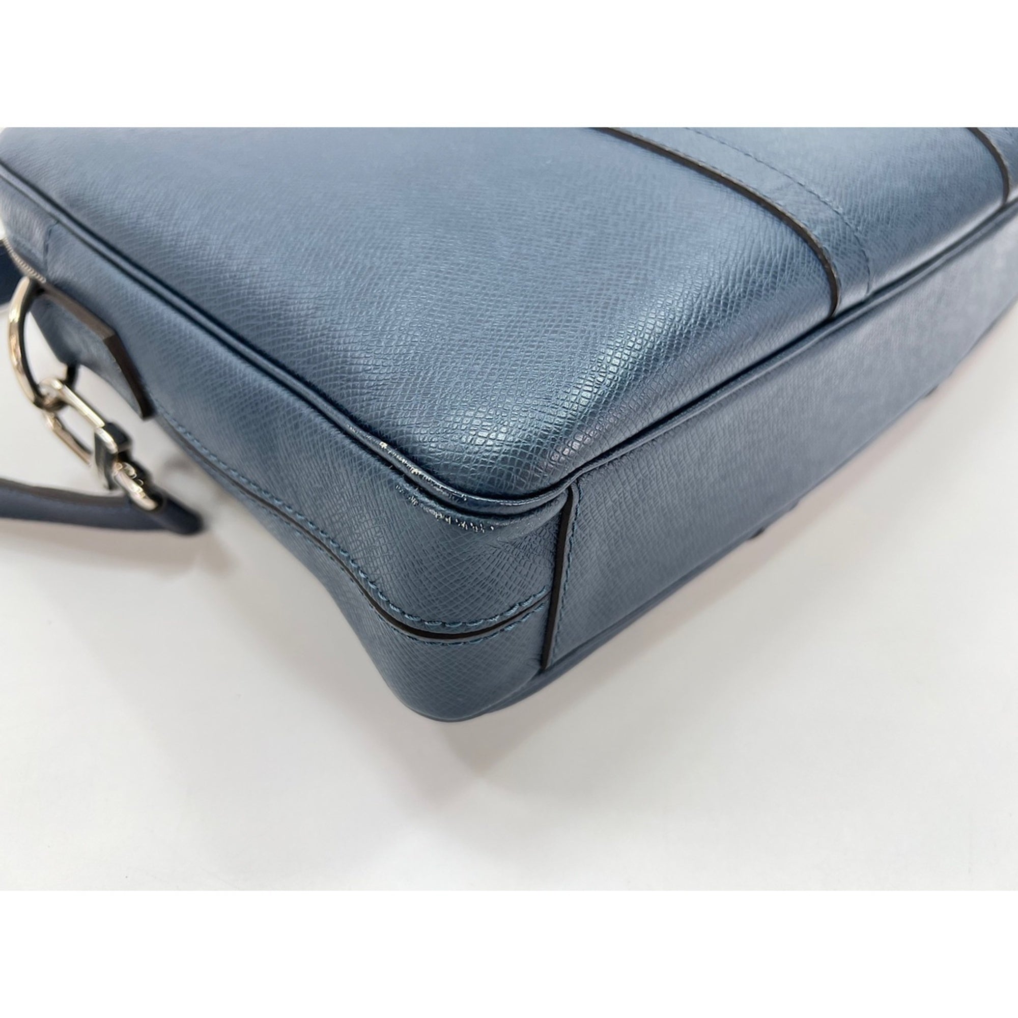 Louis Vuitton Taiga Blue Taiga Leather Handbag (Pre-Owned)