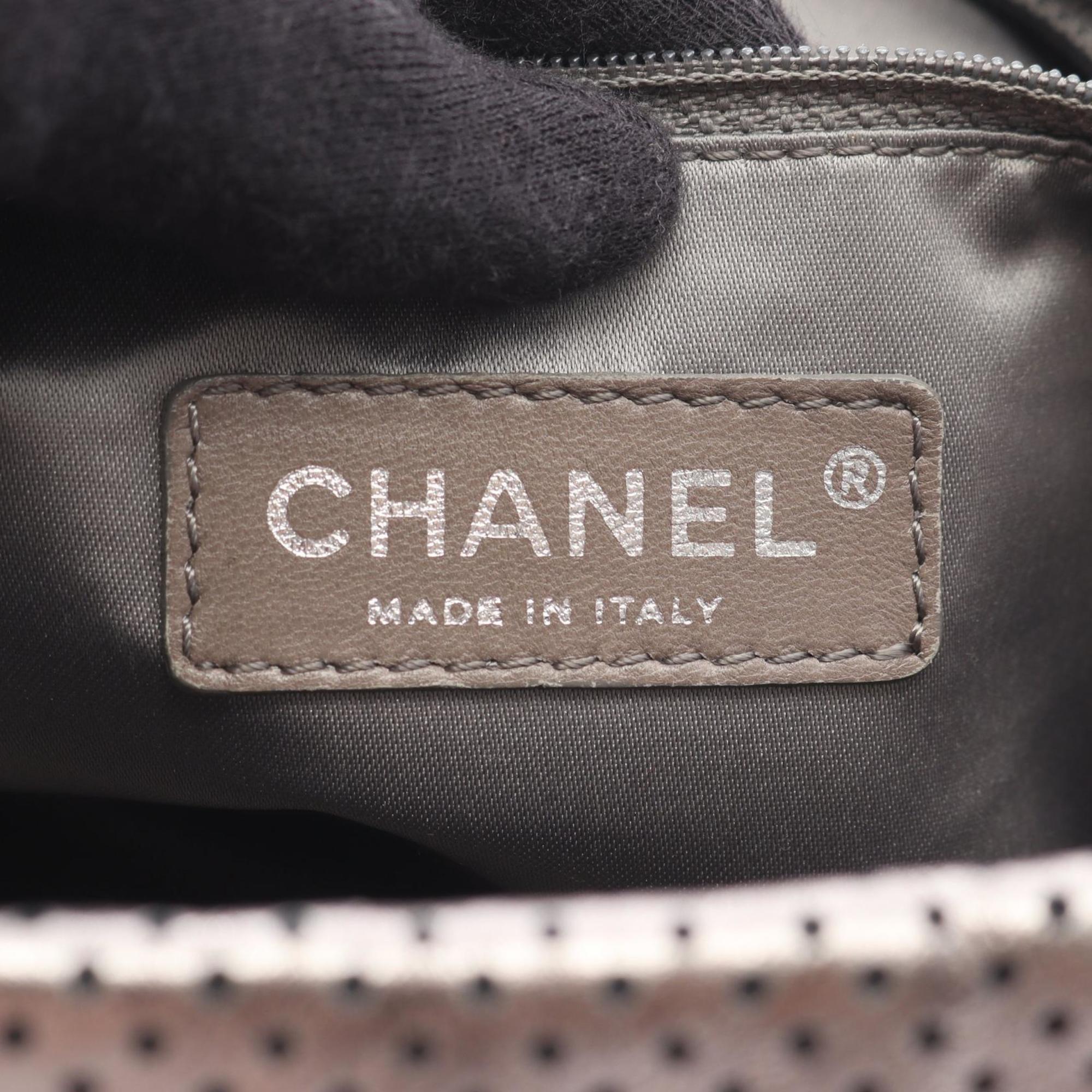 Chanel Silver Leather Shoulder Bag (Pre-Owned)
