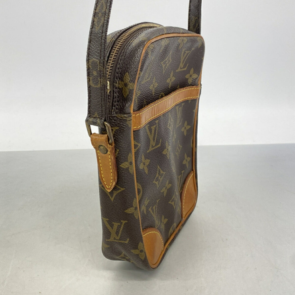 Louis Vuitton Brown Shoulder Bag (Pre-Owned)
