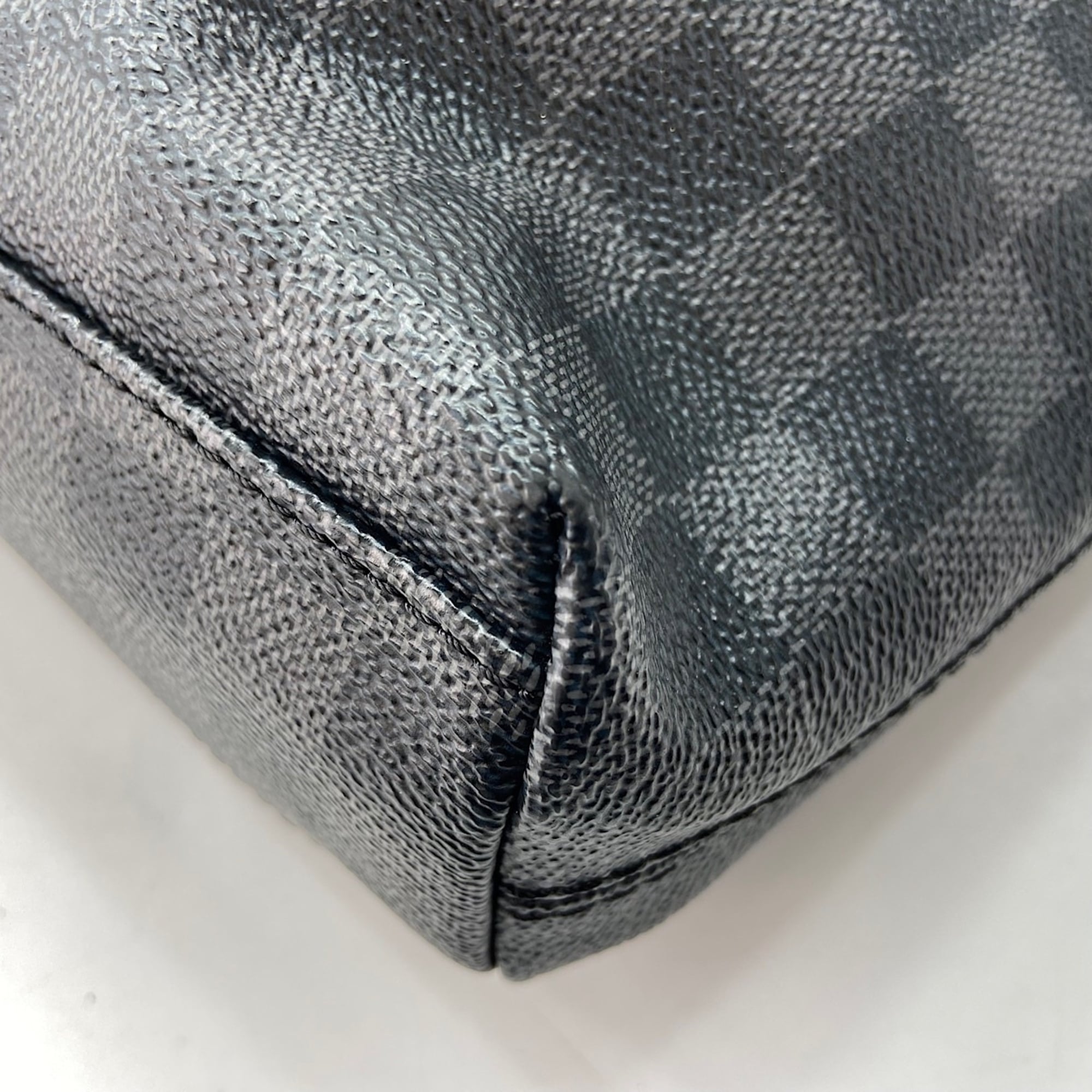 Louis Vuitton Black Shoulder Bag (Pre-Owned)