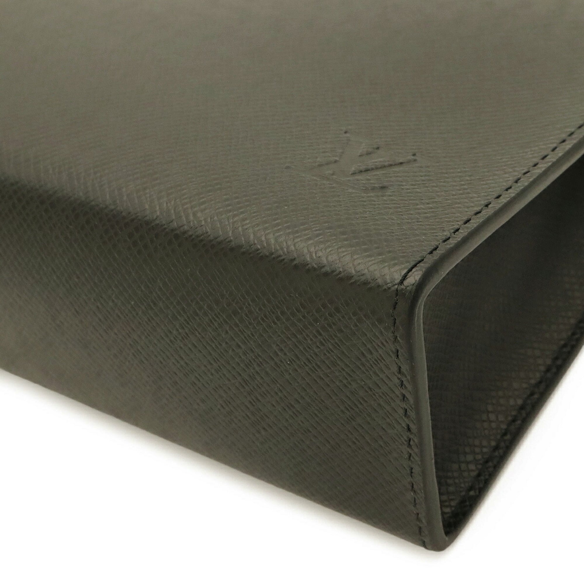 Louis Vuitton Noir Taiga Leather Leather Clutch Bag Pochette (Pre-Owned)