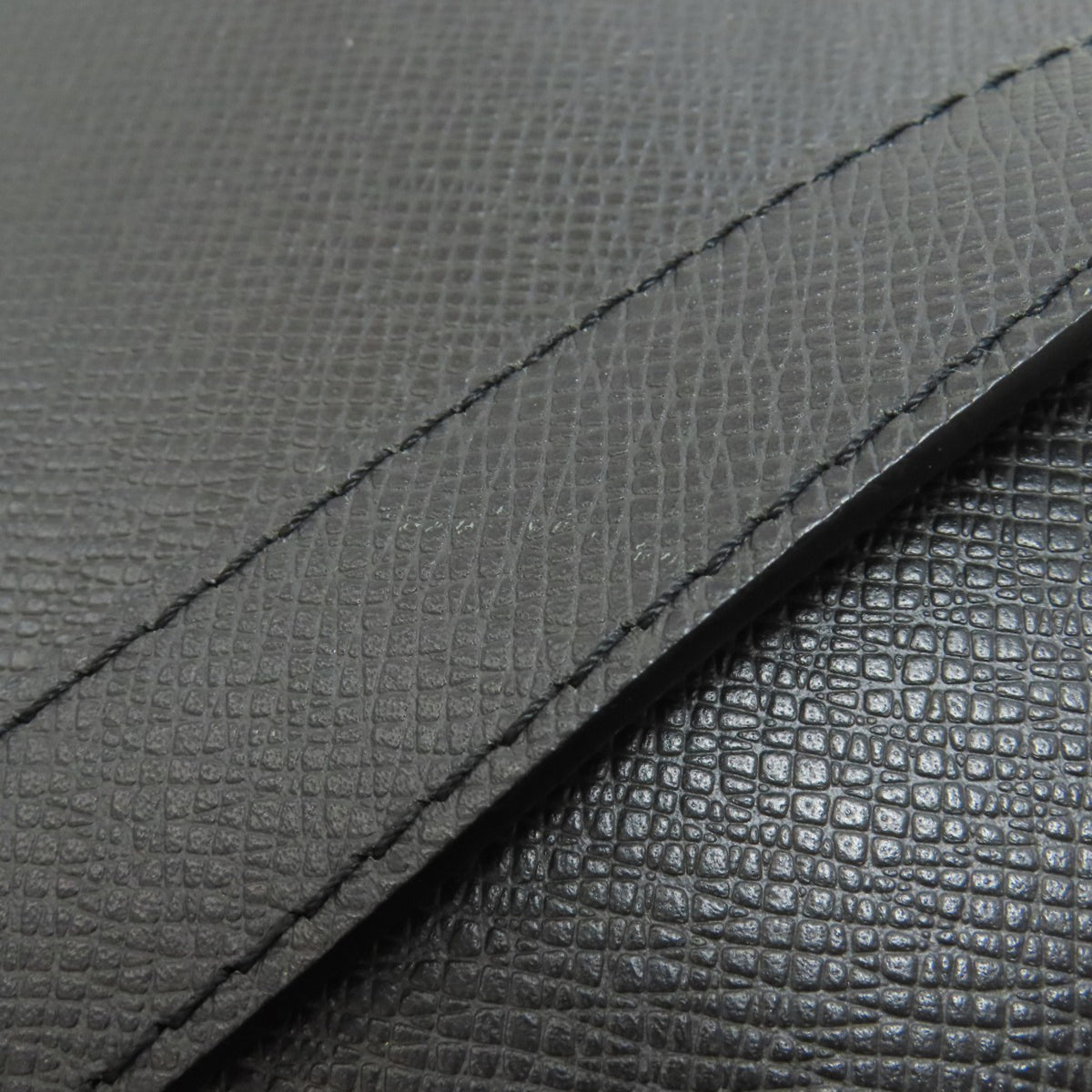Louis Vuitton Gray Taiga Leather Shoulder Bag (Pre-Owned)