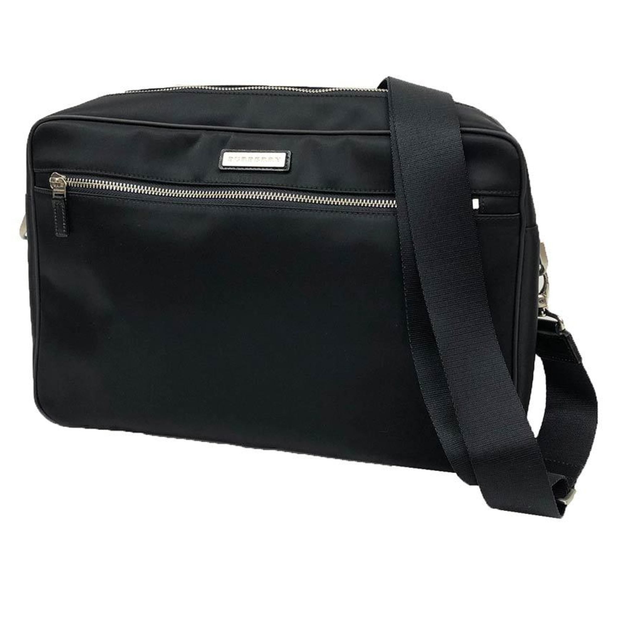 Burberry Black Nylon Messenger Bag Shoulder Bag (Pre-Owned)