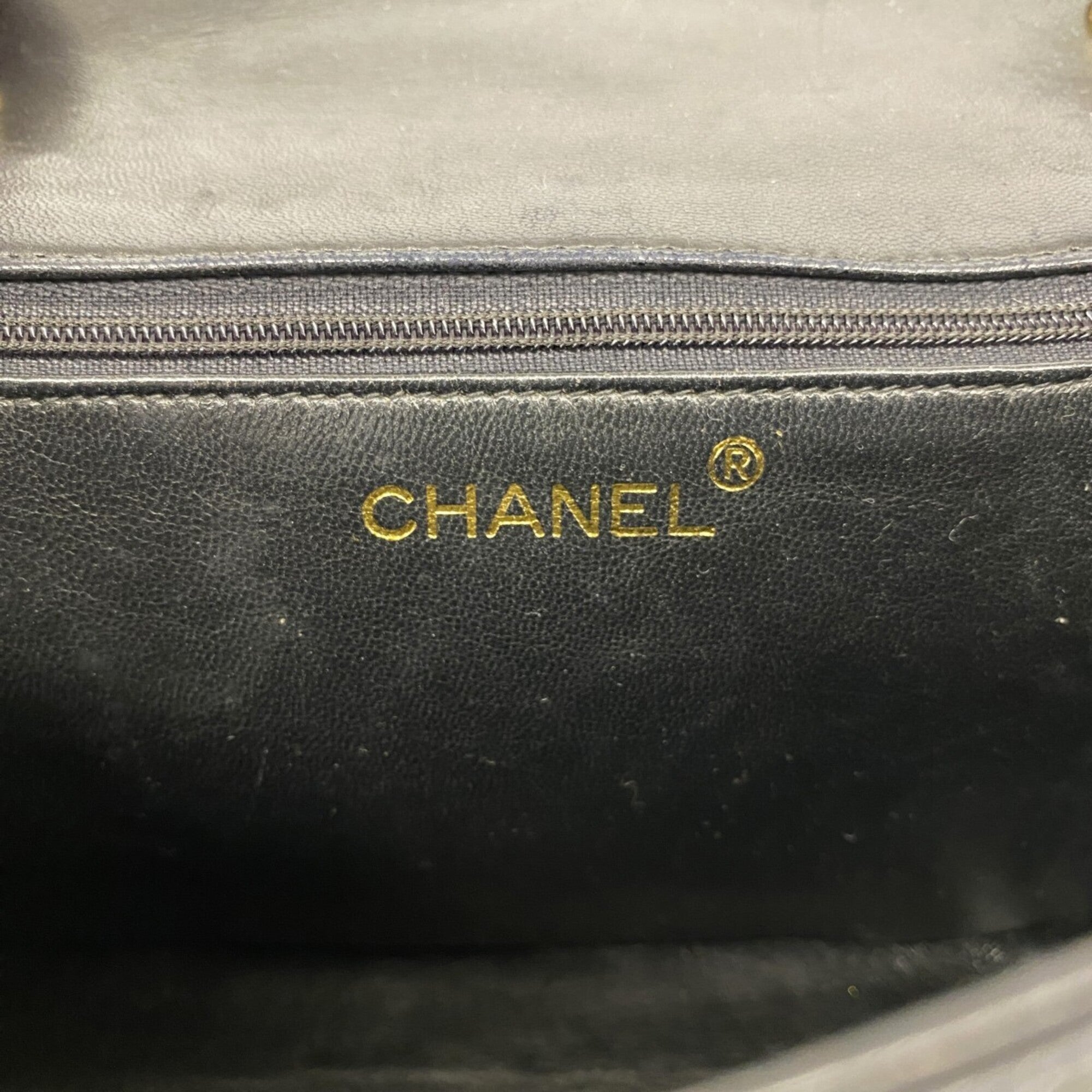 Chanel Black Leather Shoulder Bag (Pre-Owned)