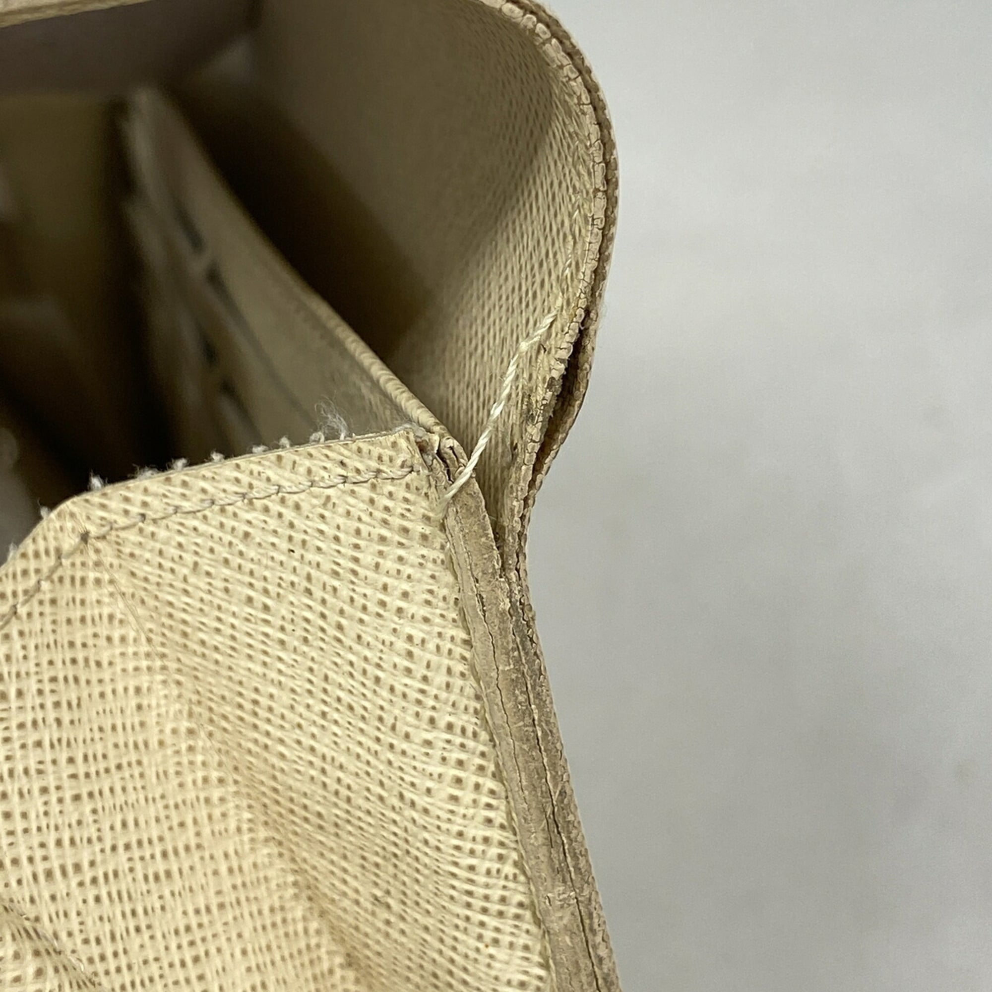 Louis Vuitton White Long Wallet (Bi-Fold) (Pre-Owned)