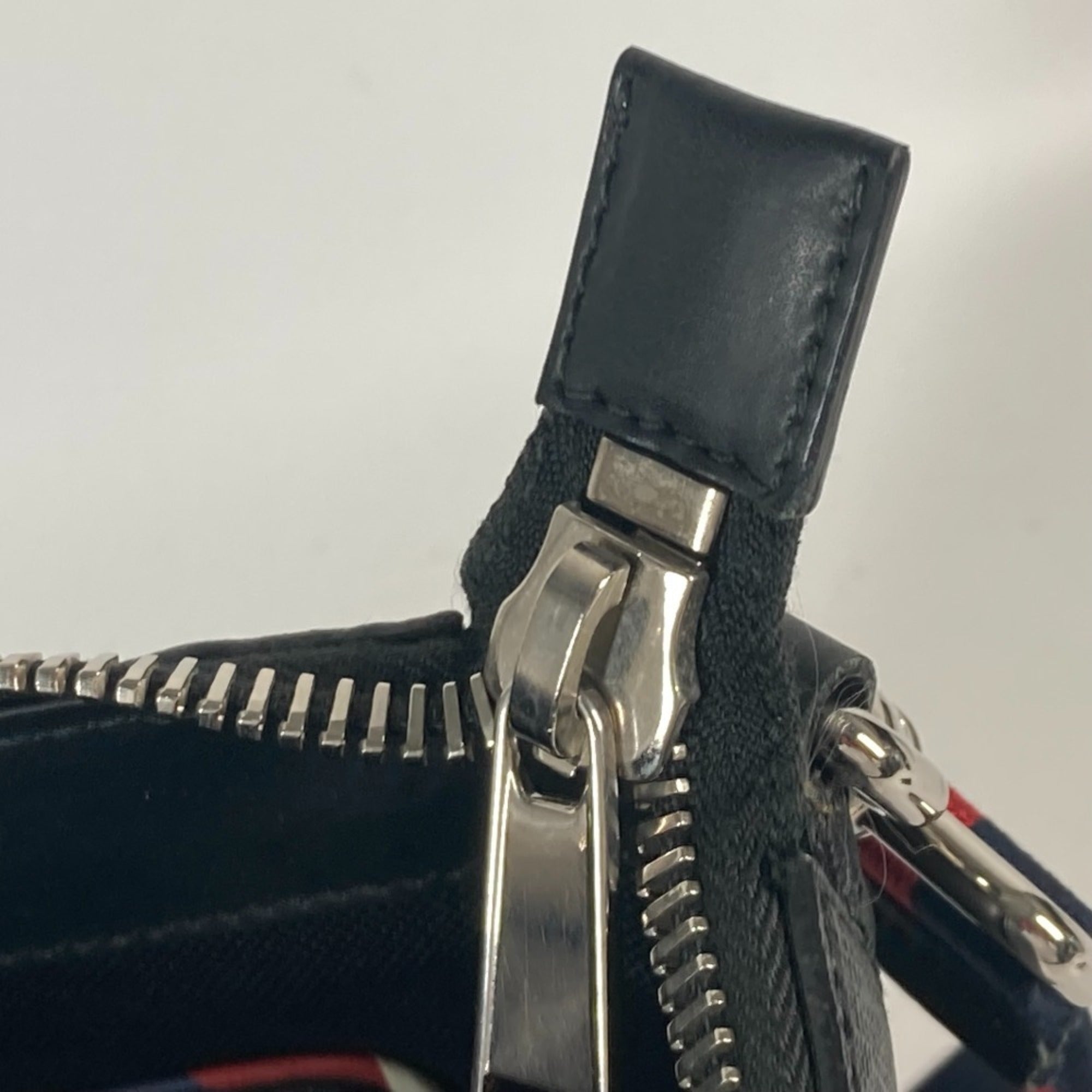Gucci Black Multi-Color Gg Supreme Messenger Bag Shoulder Bag (Pre-Owned)