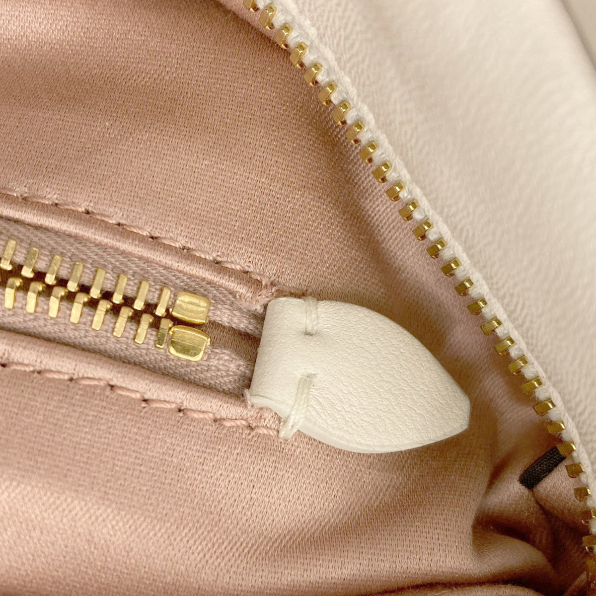 Miu Miu Leather Handbag (Pre-Owned)