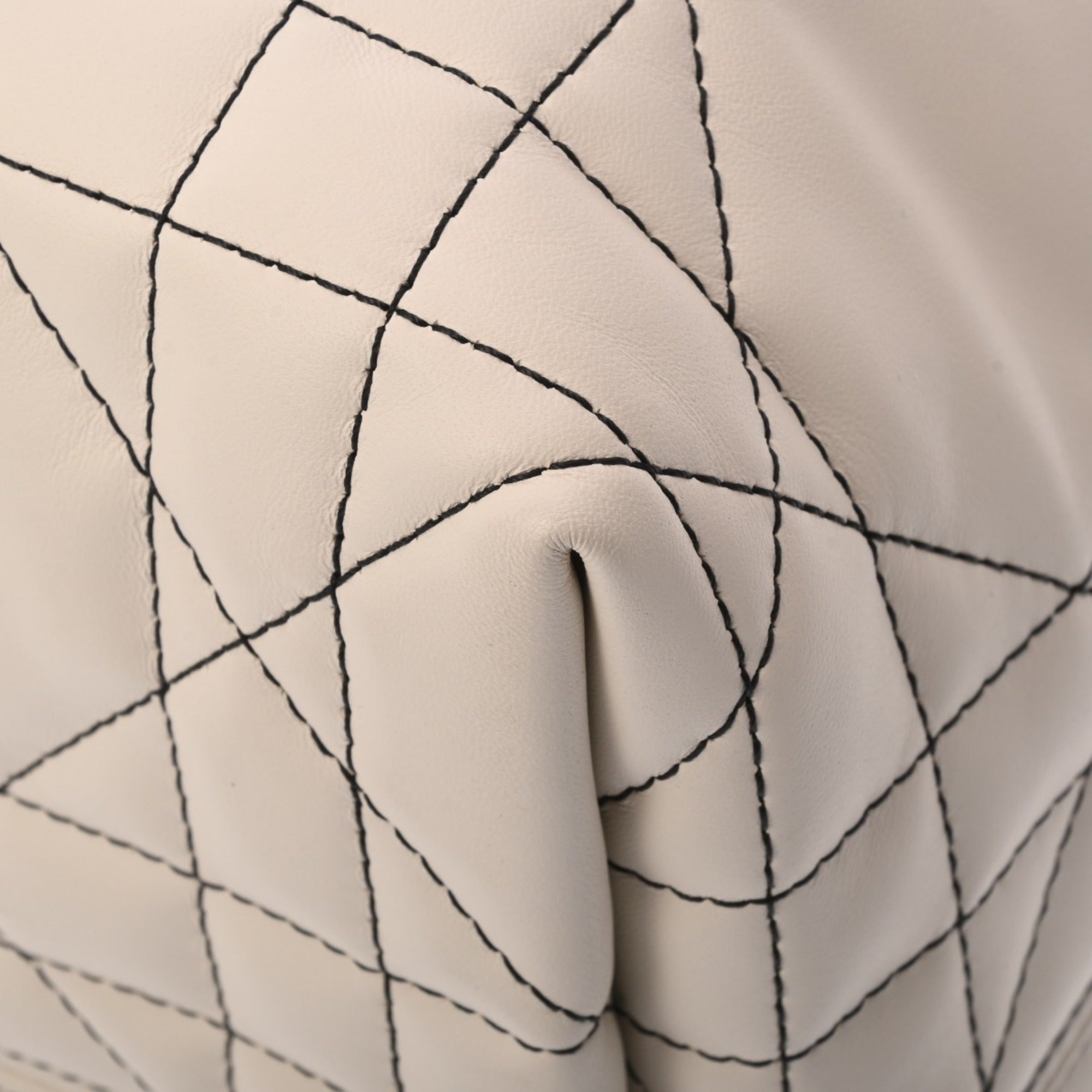 Christian Dior White Leather Handbag (Pre-Owned)