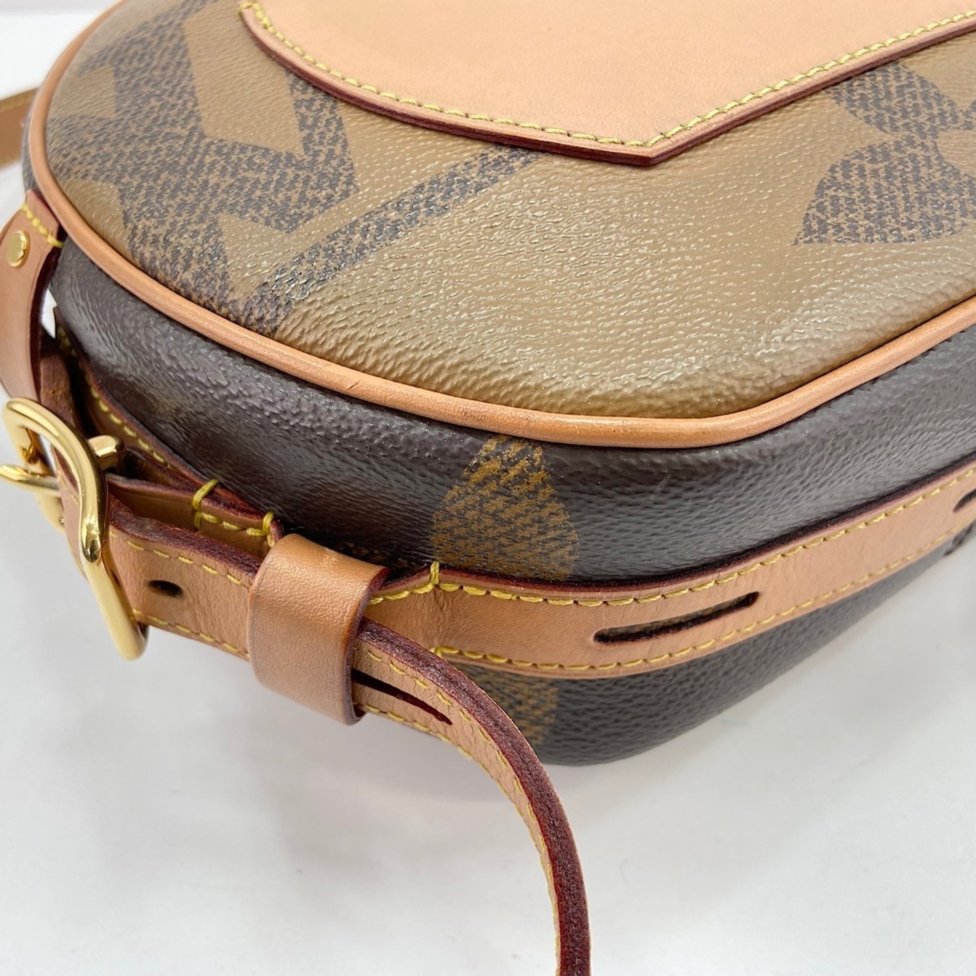 Louis Vuitton Brown Shoulder Bag (Pre-Owned)