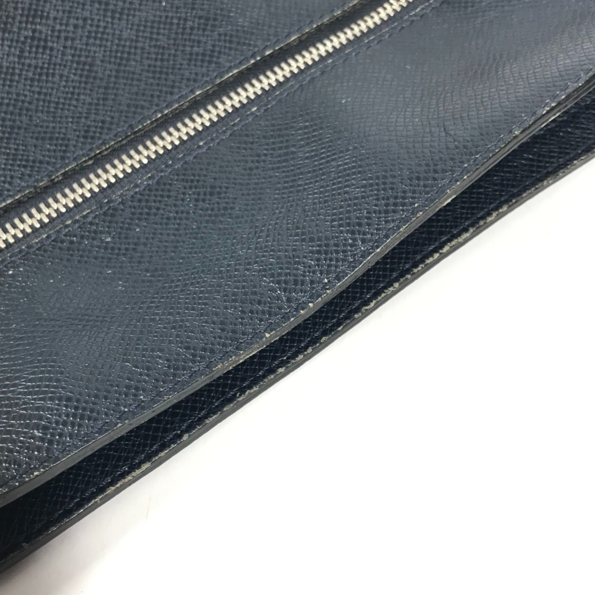 Louis Vuitton Boreal Navy Taiga Leather Leather Pochette Shoulder Bag (Pre-Owned)