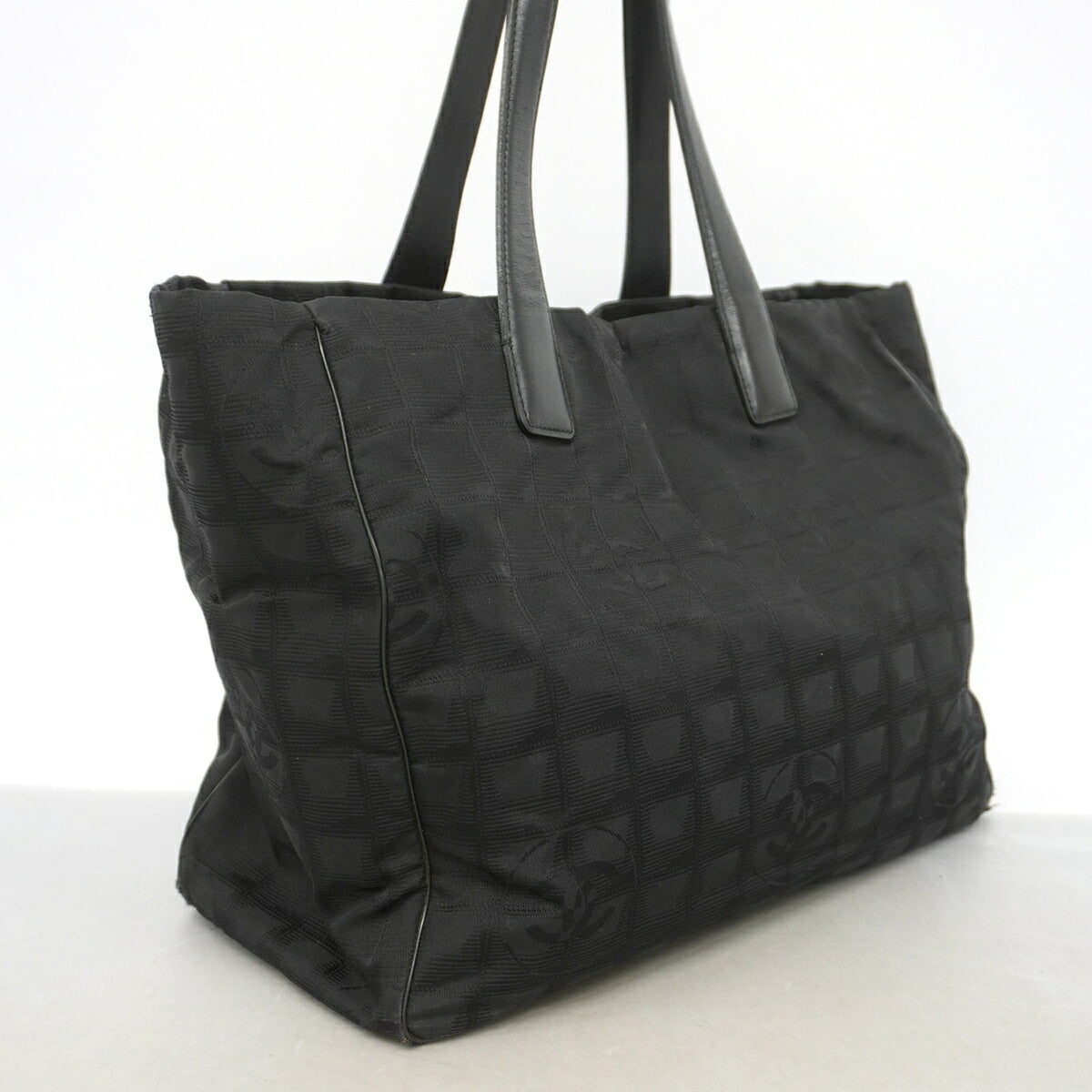 Chanel Black Nylon Tote Bag (Pre-Owned)