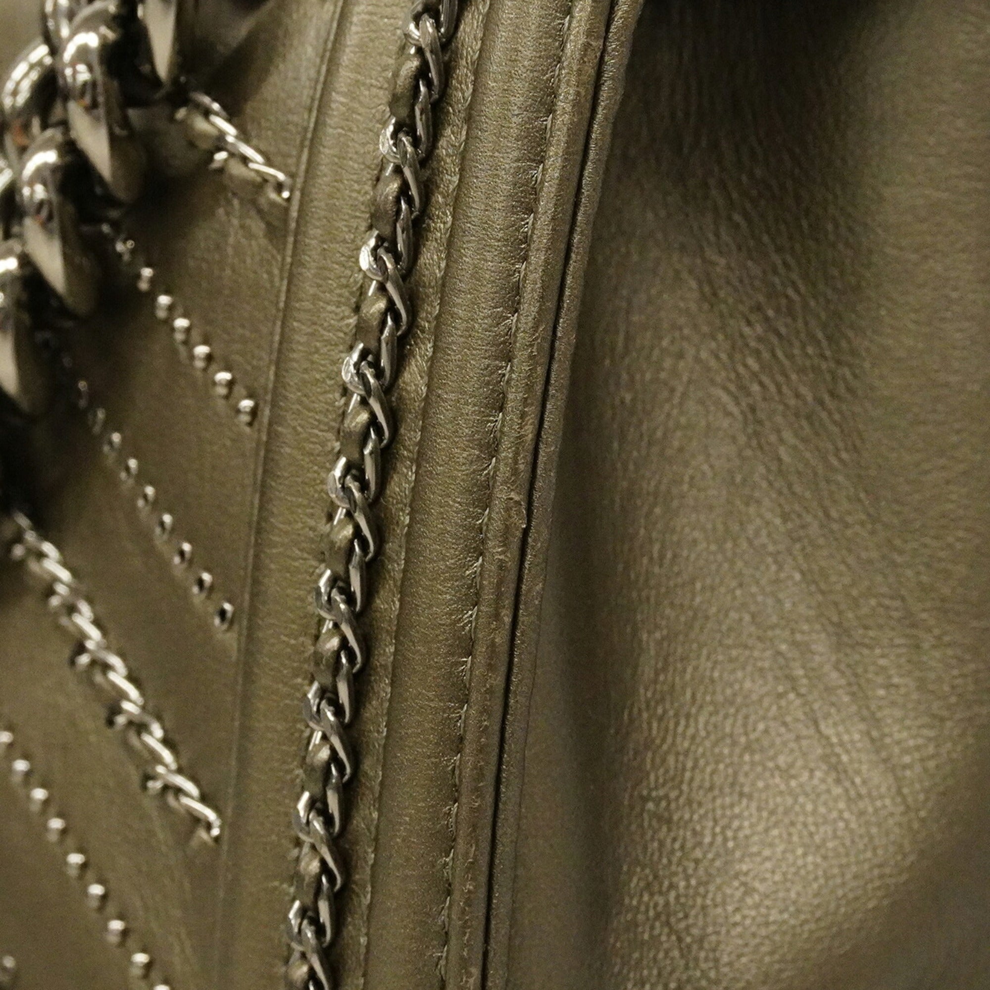 Chanel Gray Leather Shoulder Bag (Pre-Owned)