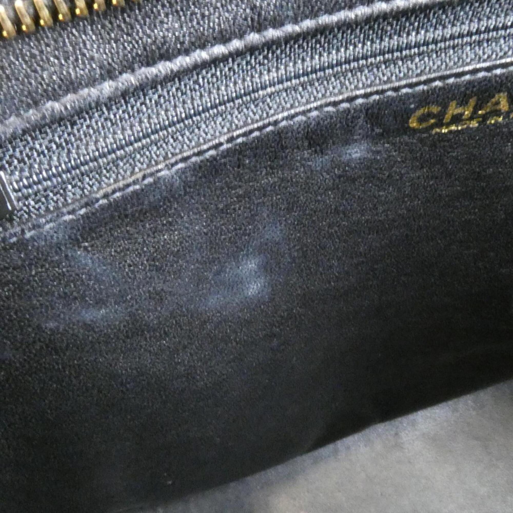 Chanel Black Grained Calfskin Handbag (Pre-Owned)