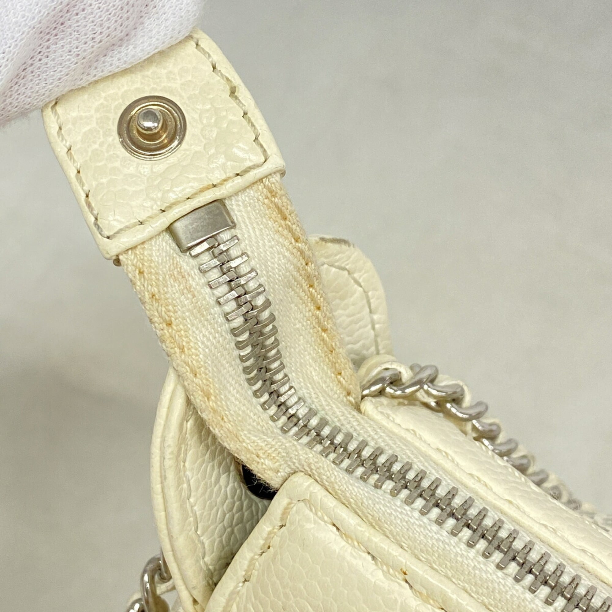 Chanel Ivory Leather Shoulder Bag (Pre-Owned)