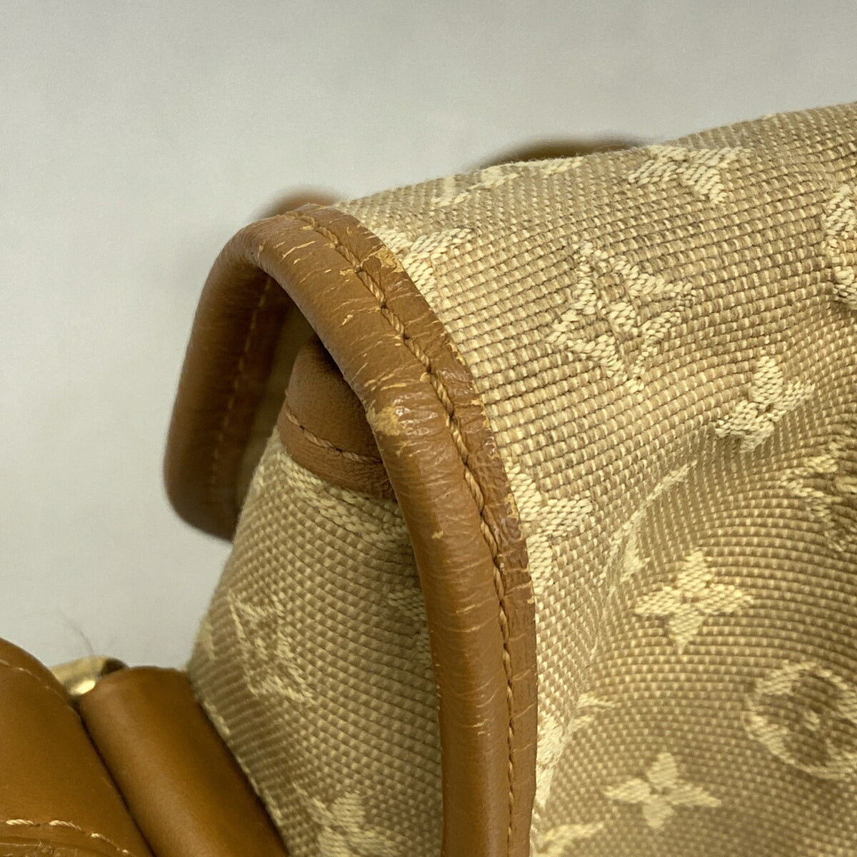 Louis Vuitton Beige Shoulder Bag (Pre-Owned)