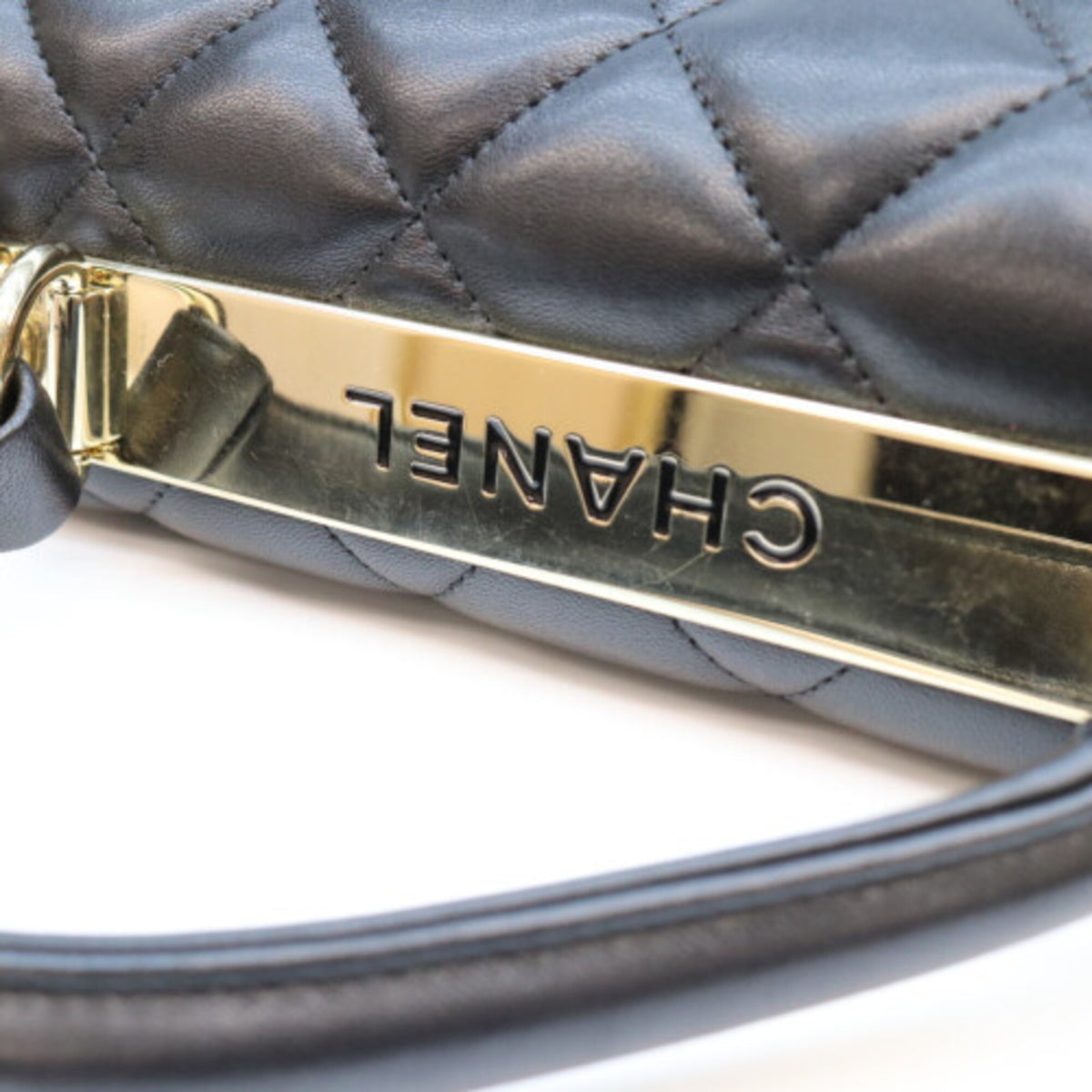 Chanel Black Leather Shoulder Bag (Pre-Owned)
