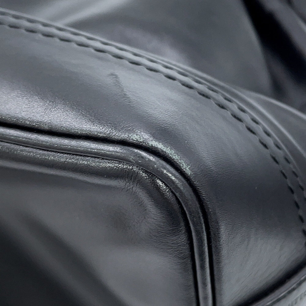 Louis Vuitton Noir Leather Handbag (Pre-Owned)