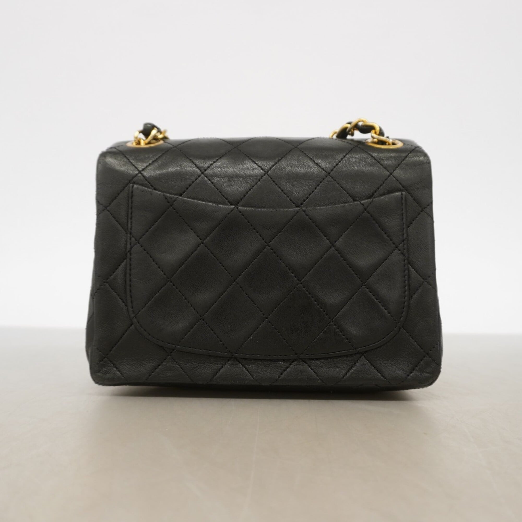 Chanel Black Leather Shoulder Bag (Pre-Owned)