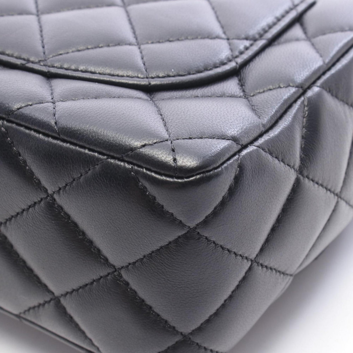 Chanel Black Leather Shoulder Bag (Pre-Owned)
