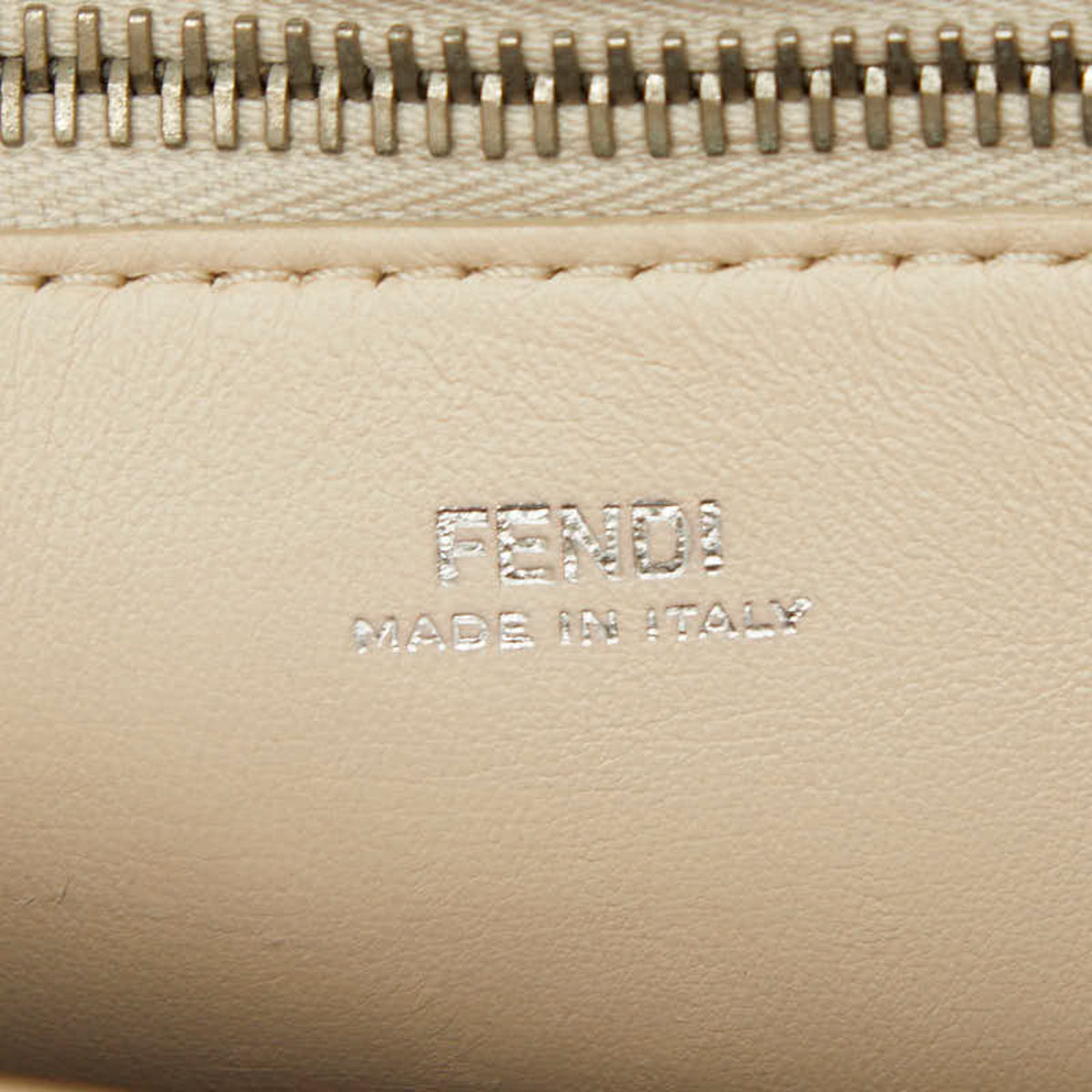 Fendi Ivory Leather Shoulder Bag (Pre-Owned)