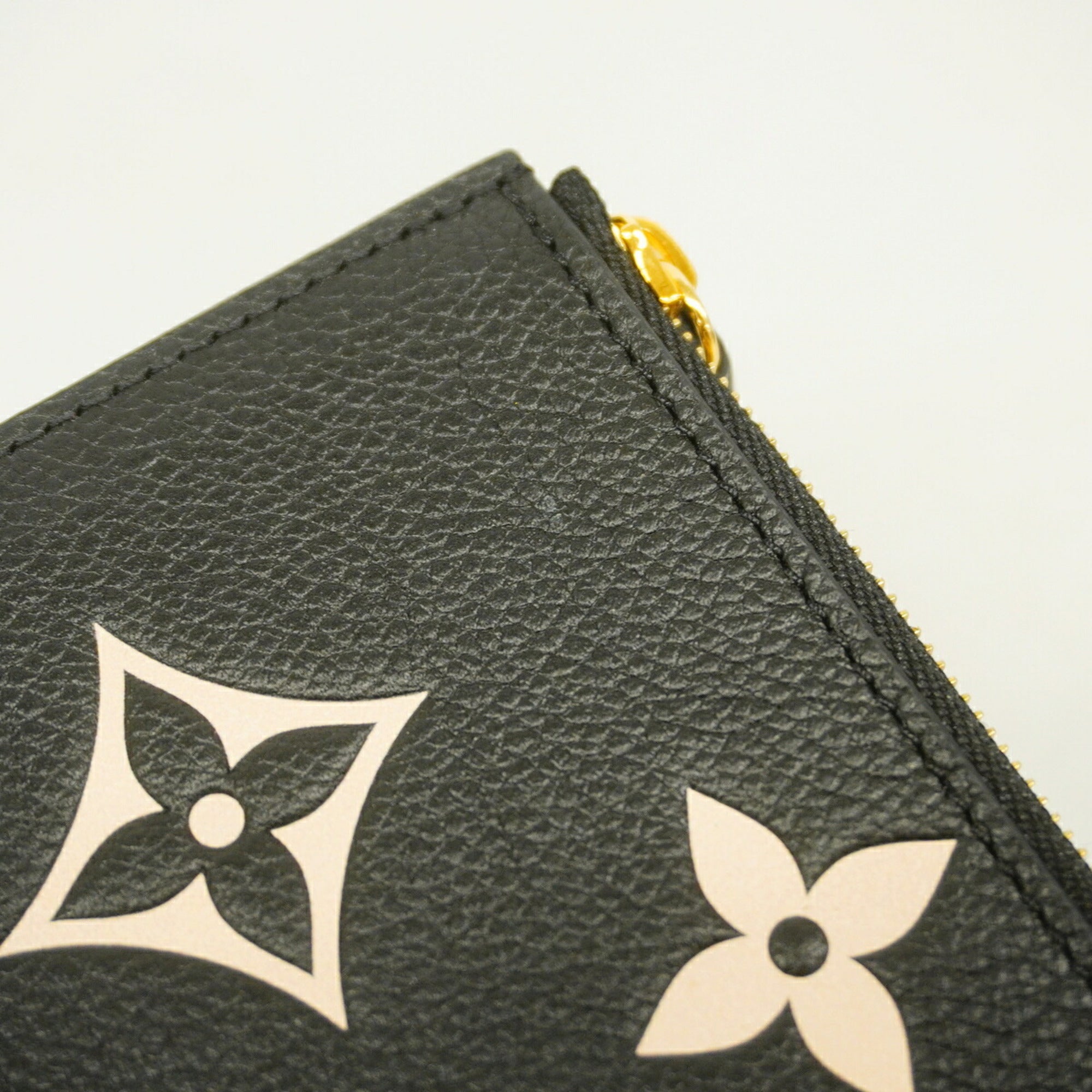 Louis Vuitton Beige Black Chain/Shoulder Wallet (Pre-Owned)