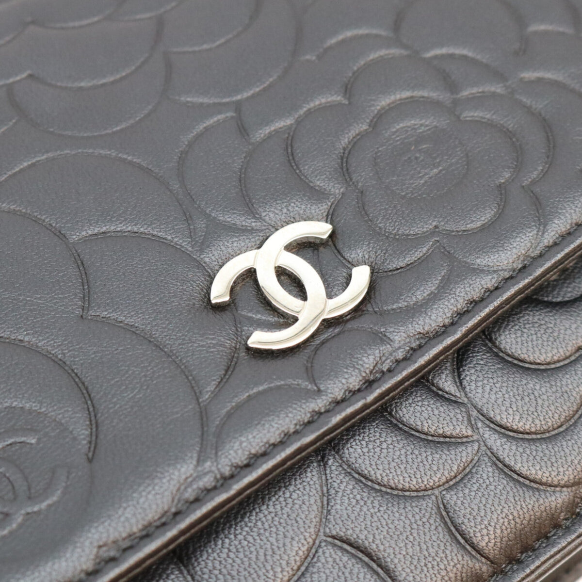 Chanel Black Leather Shoulder Bag (Pre-Owned)