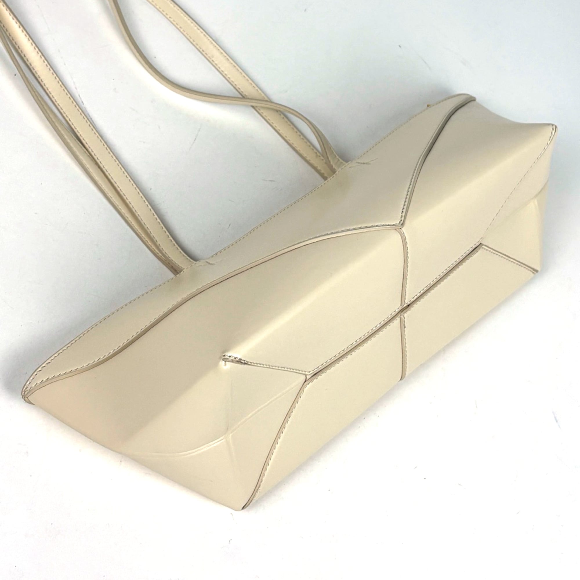 Loewe White Leather Shoulder Bag (Pre-Owned)