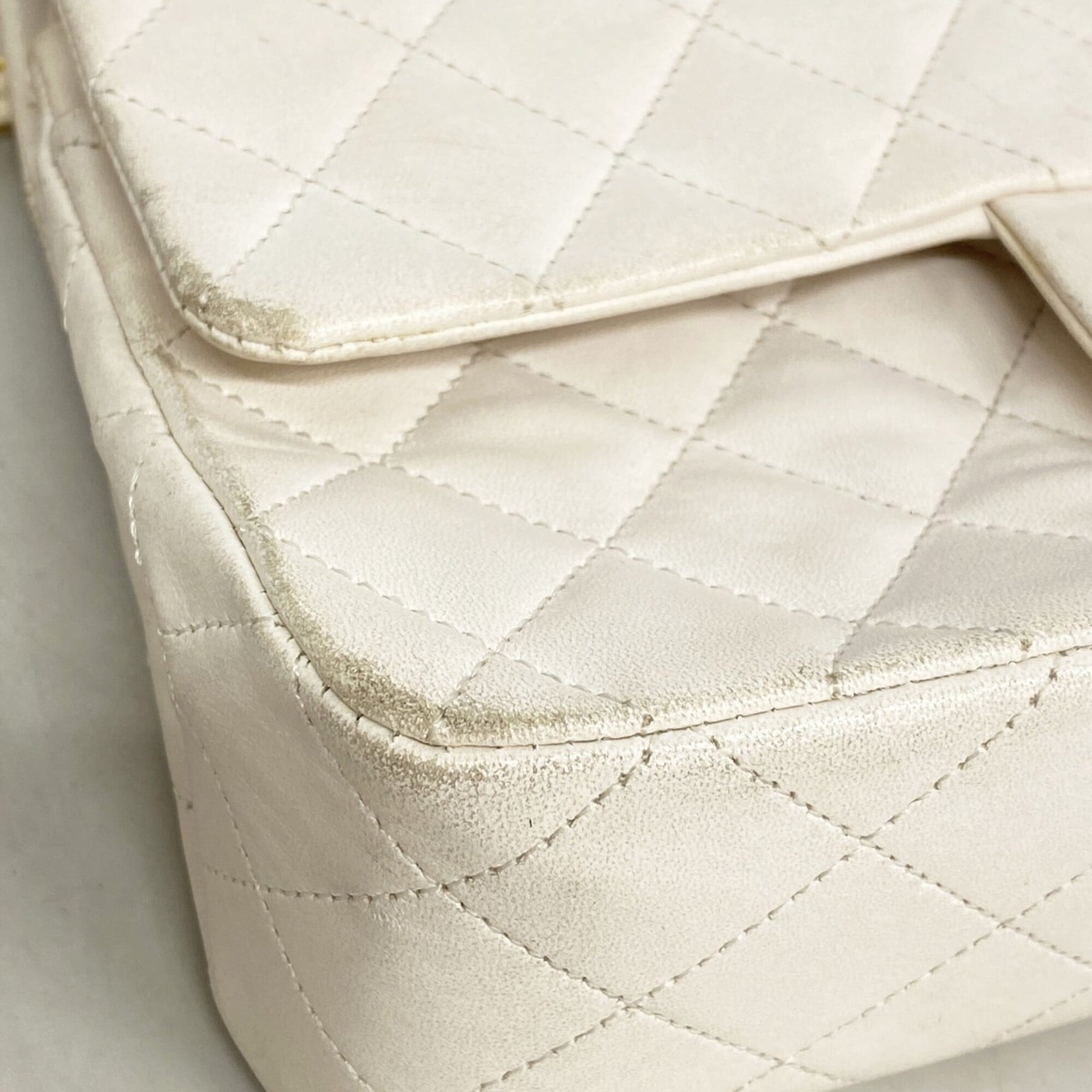 Chanel White Leather Shoulder Bag (Pre-Owned)