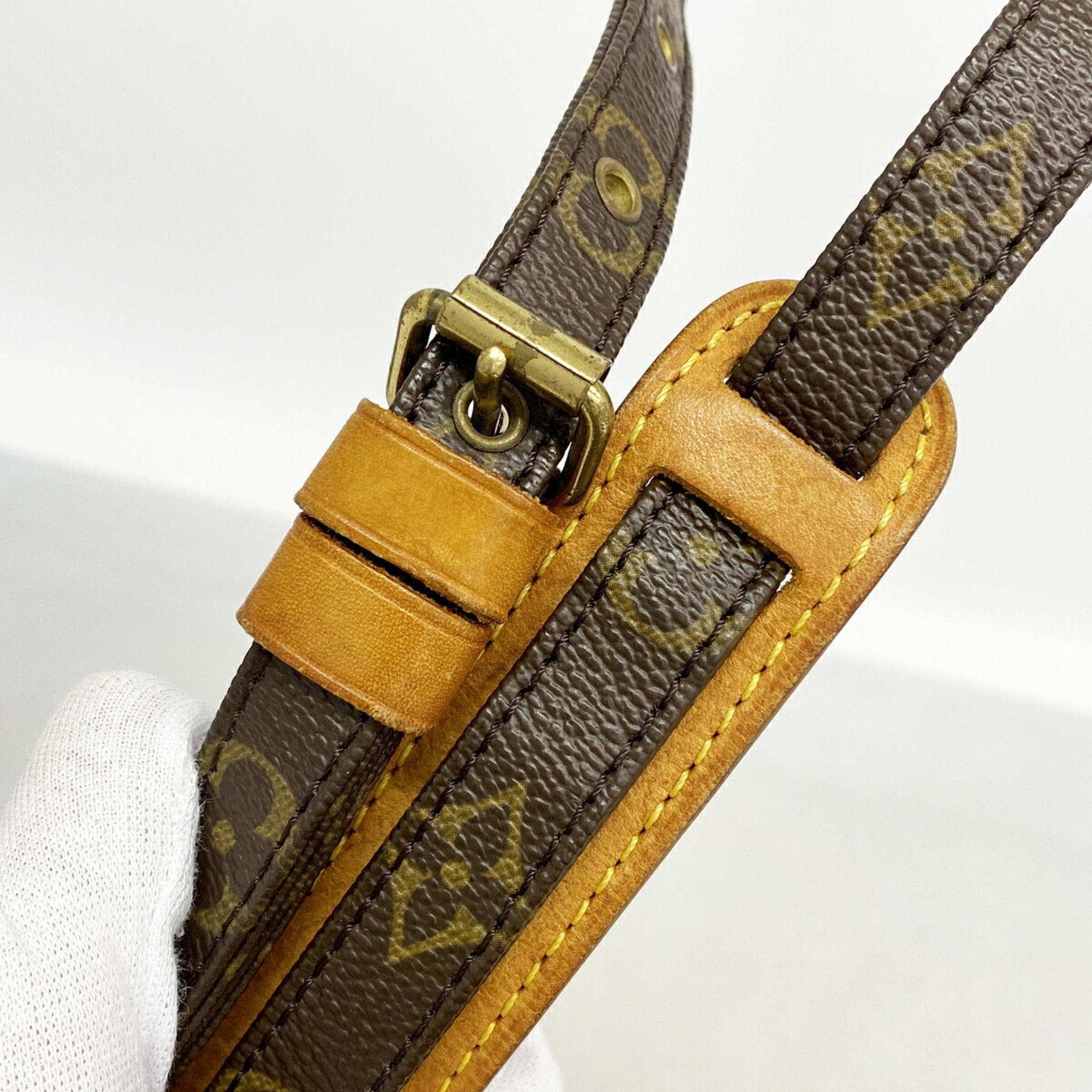 Louis Vuitton Brown Shoulder Bag (Pre-Owned)