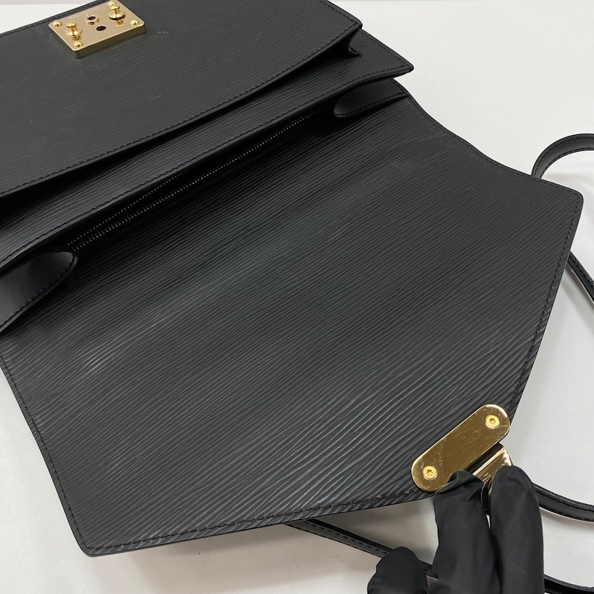 Louis Vuitton Black Handbag (Pre-Owned)