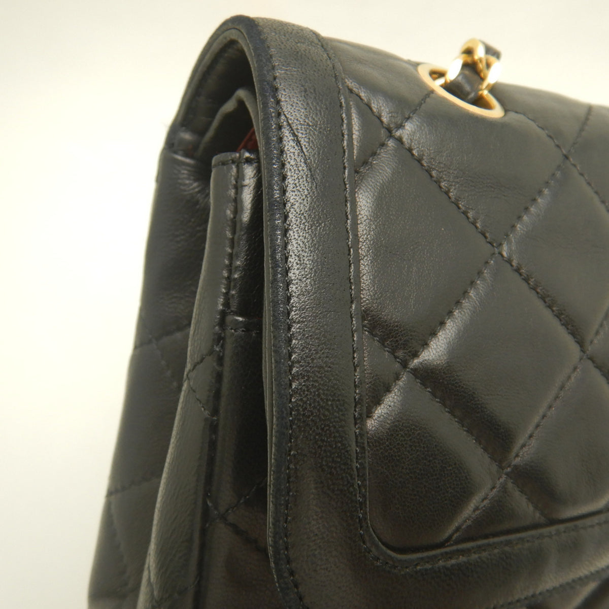Chanel Black Leather Shoulder Bag (Pre-Owned)