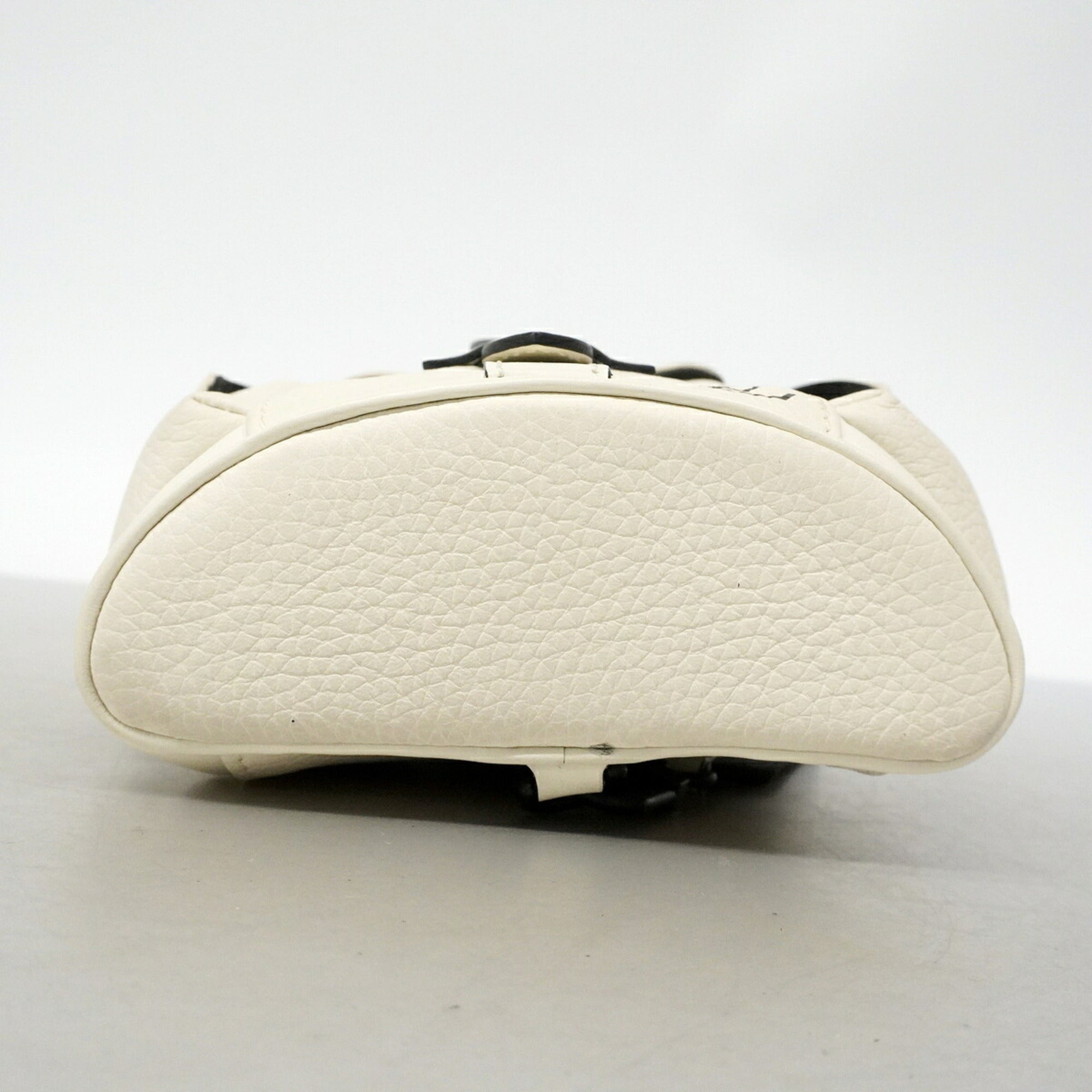 Louis Vuitton Blanc Sling Bag (Pre-Owned)