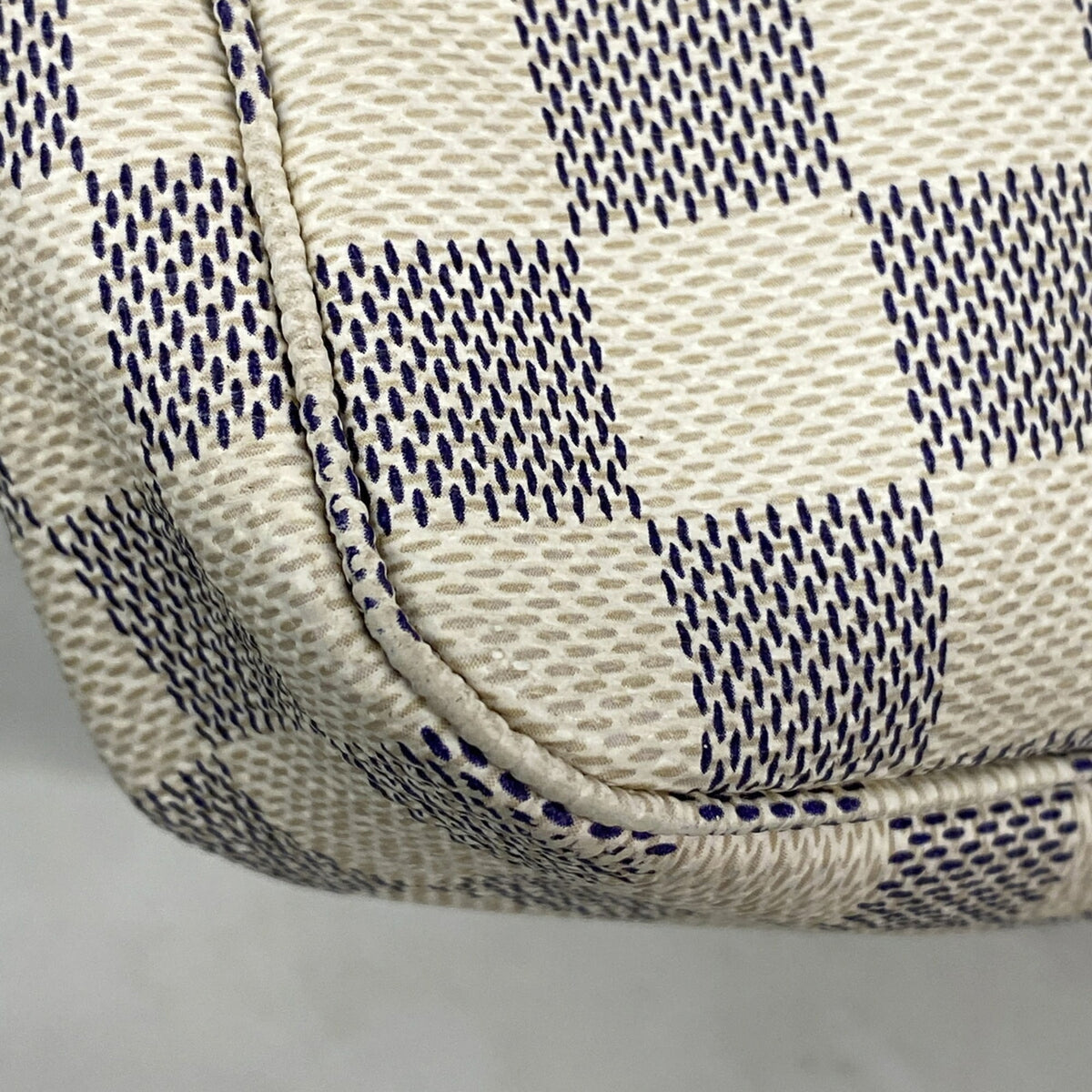Louis Vuitton White Pouch (Pre-Owned)