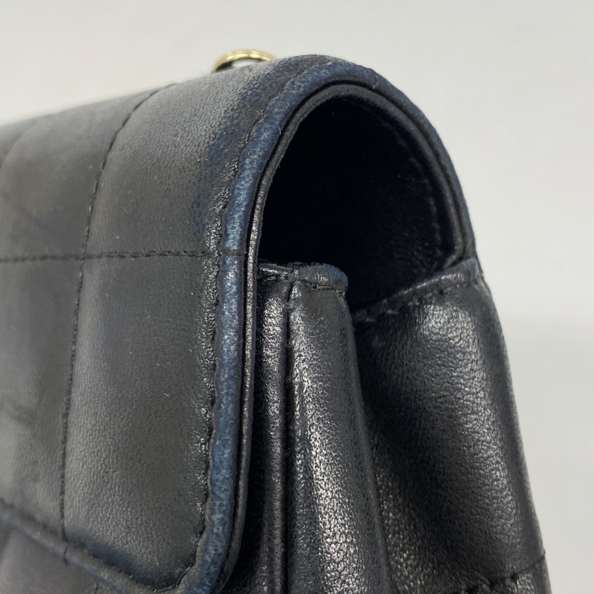Chanel Black Leather Shoulder Bag (Pre-Owned)