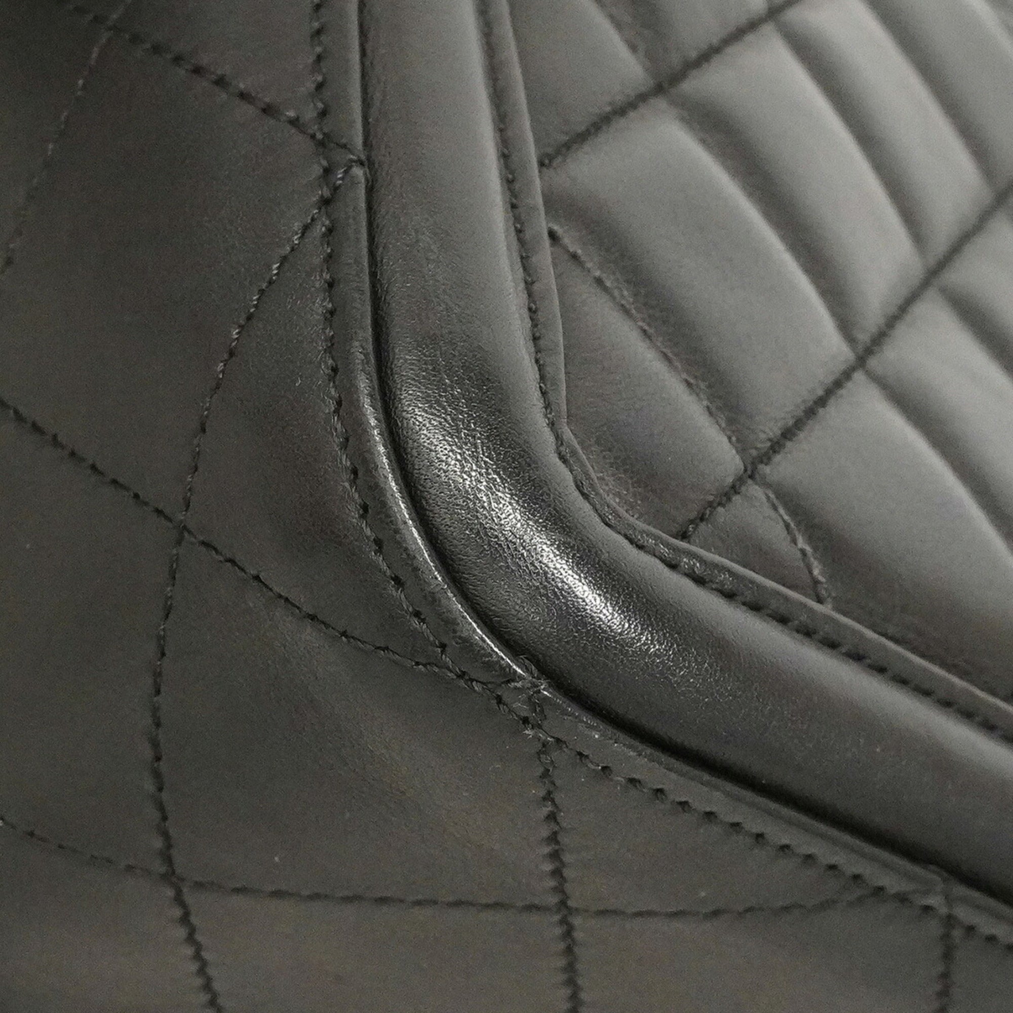Chanel Black Leather Shoulder Bag (Pre-Owned)