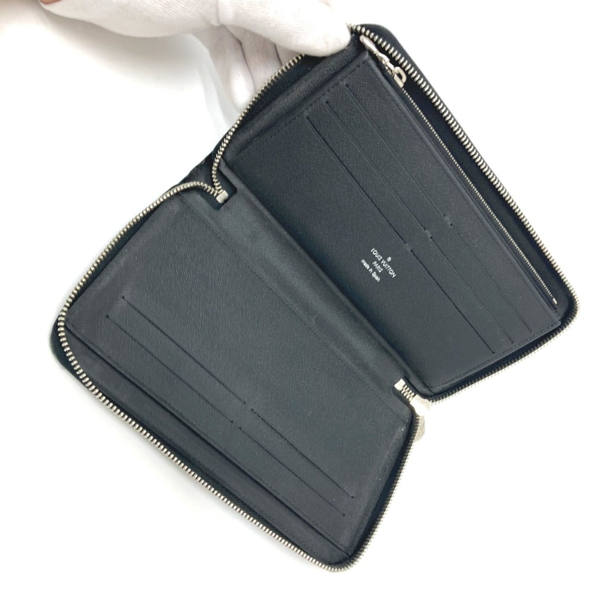 Louis Vuitton Black Noir Taiga Leather Leather Long Wallet (Bi-Fold) (Pre-Owned)