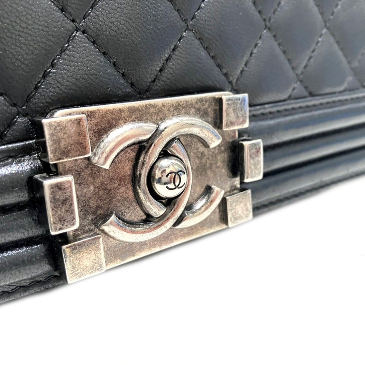 Chanel Black Leather Shoulder Bag (Pre-Owned)