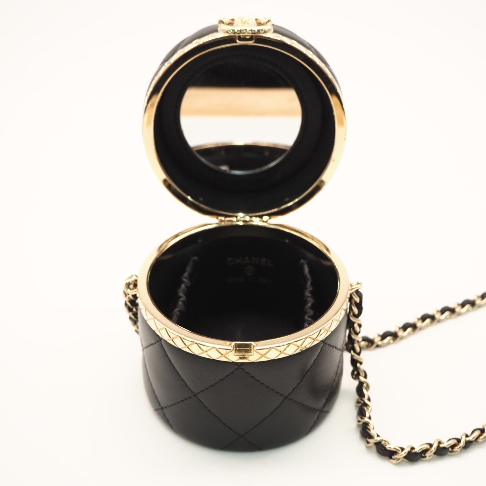 Chanel Black Shoulder Bag (Pre-Owned)
