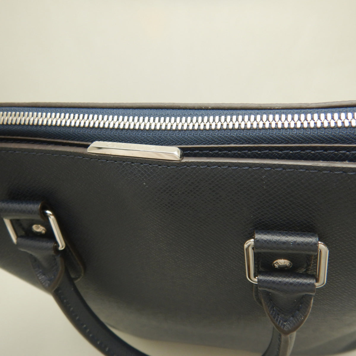 Louis Vuitton Navy Blue Taiga Leather Tote Bag (Pre-Owned)