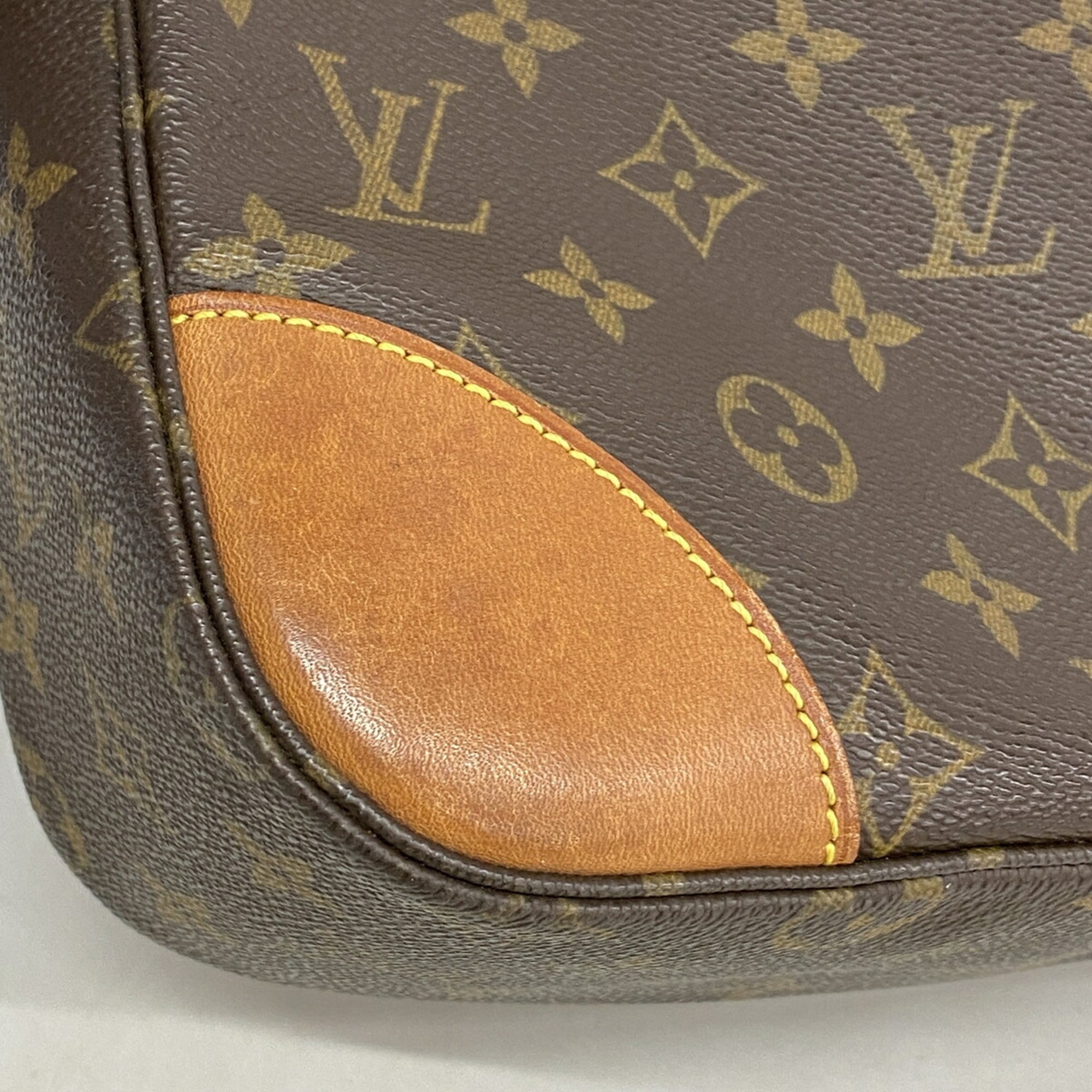 Louis Vuitton Brown Shoulder Bag (Pre-Owned)