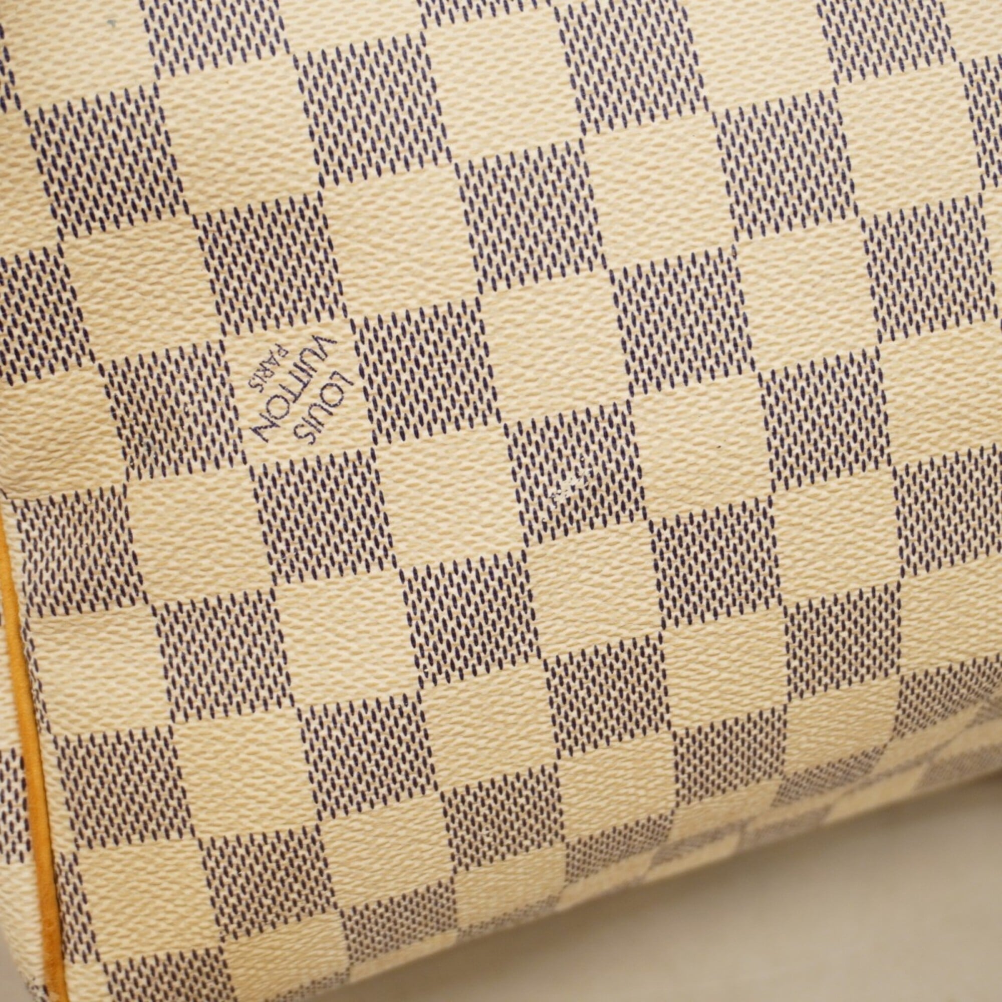Louis Vuitton White Handbag (Pre-Owned)