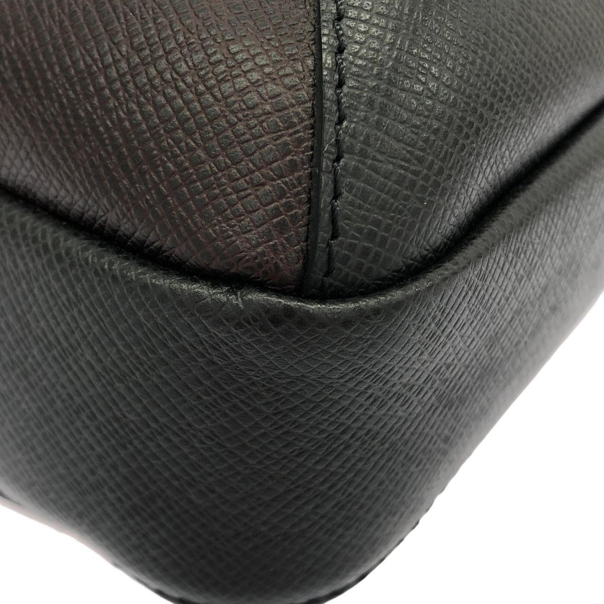 Louis Vuitton Black Leather Shoulder Bag (Pre-Owned)