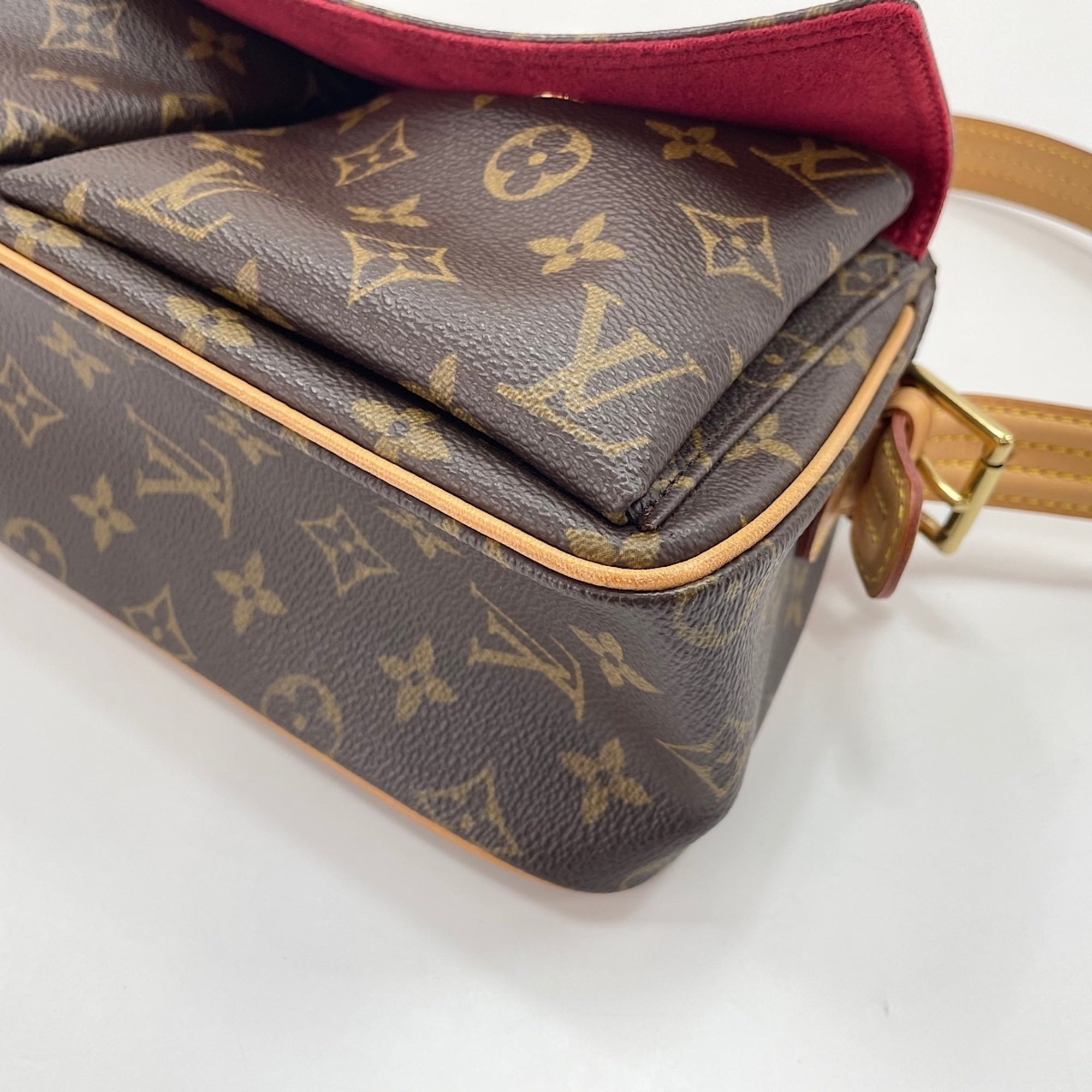 Louis Vuitton Brown Shoulder Bag (Pre-Owned)