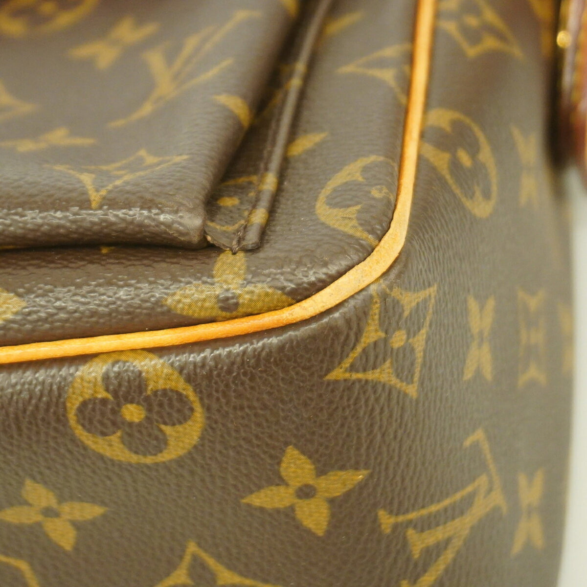 Louis Vuitton Brown Shoulder Bag (Pre-Owned)
