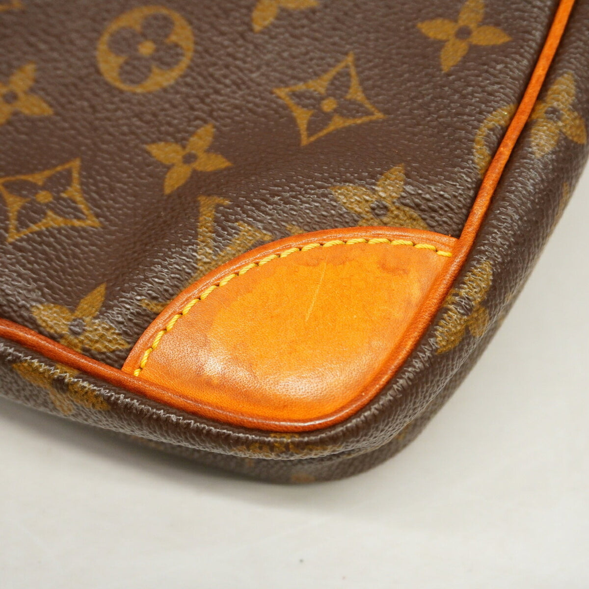 Louis Vuitton Brown Shoulder Bag (Pre-Owned)