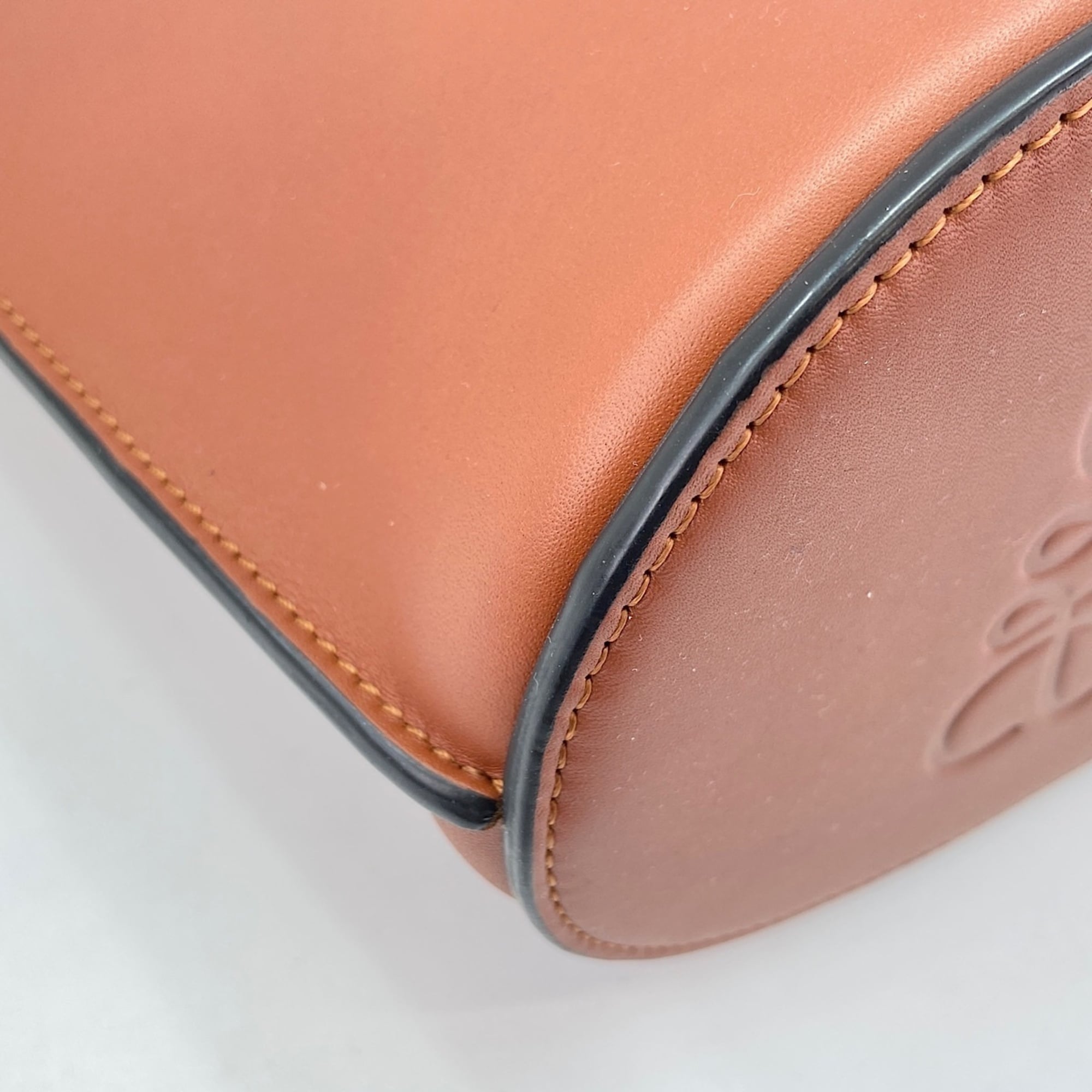 Loewe Brown Shoulder Bag (Pre-Owned)