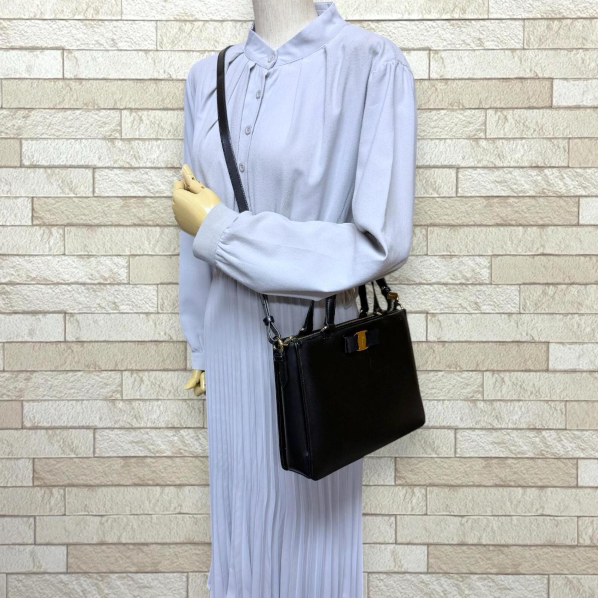 Salvatore Ferragamo Black Leather Shoulder Bag (Pre-Owned)